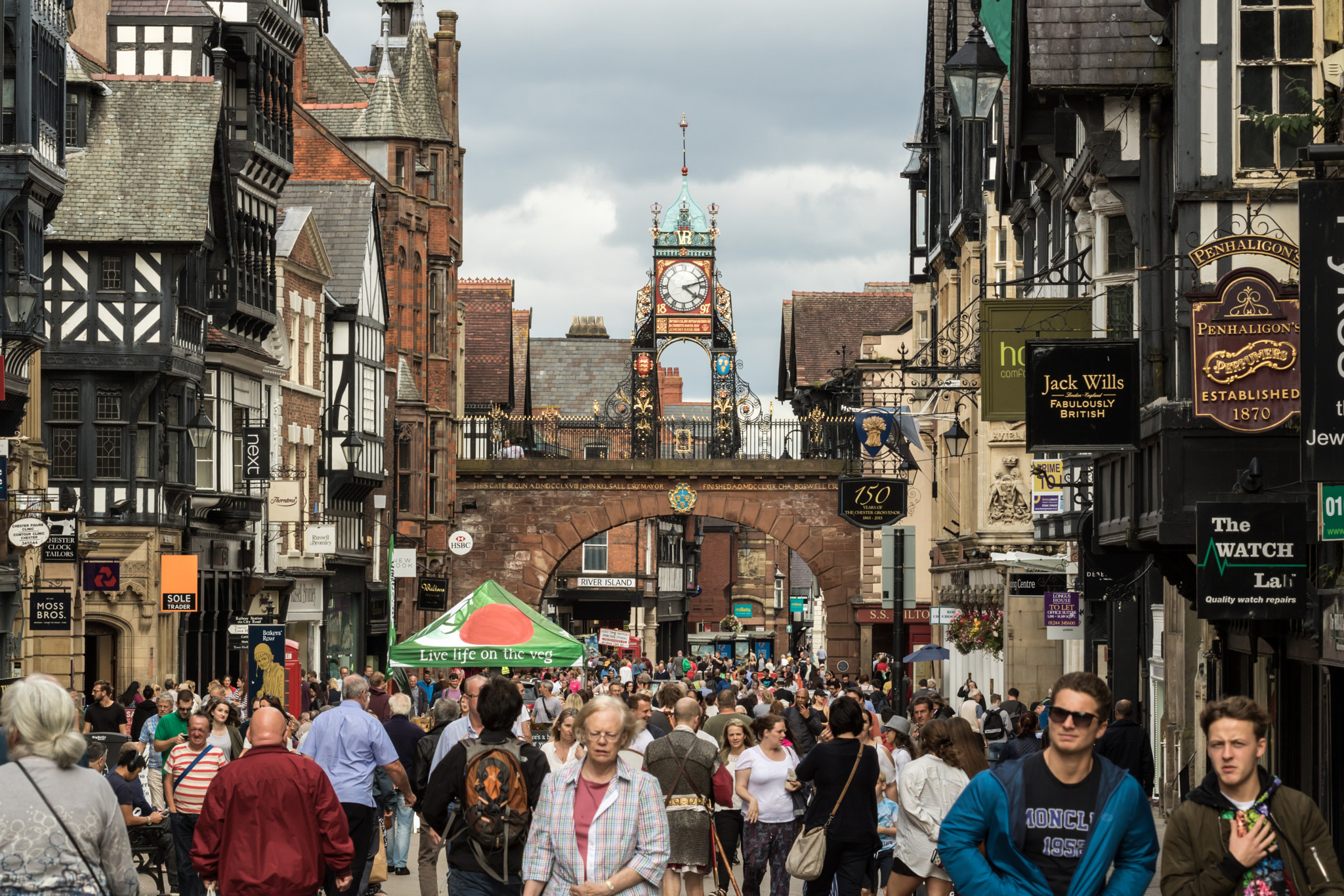 Canon EF 100mm F2.8 Macro USM sample photo. Busy day in chester photography