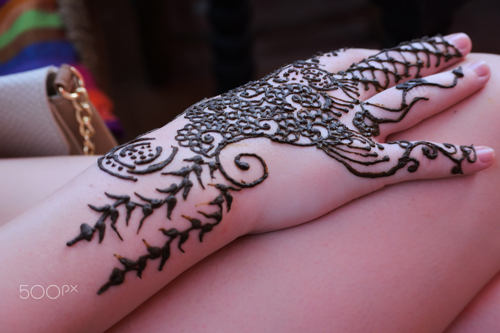 Nikon 1 Nikkor VR 30-110mm F3.8-5.6 sample photo. Arabic henna photography