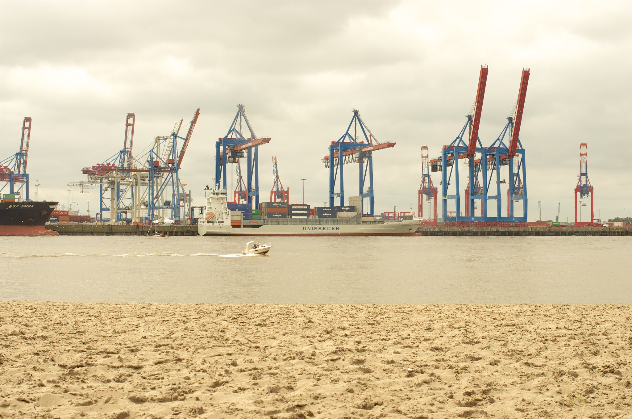 Pentax smc DA 35mm F2.4 AL sample photo. The harbor of hamburg photography