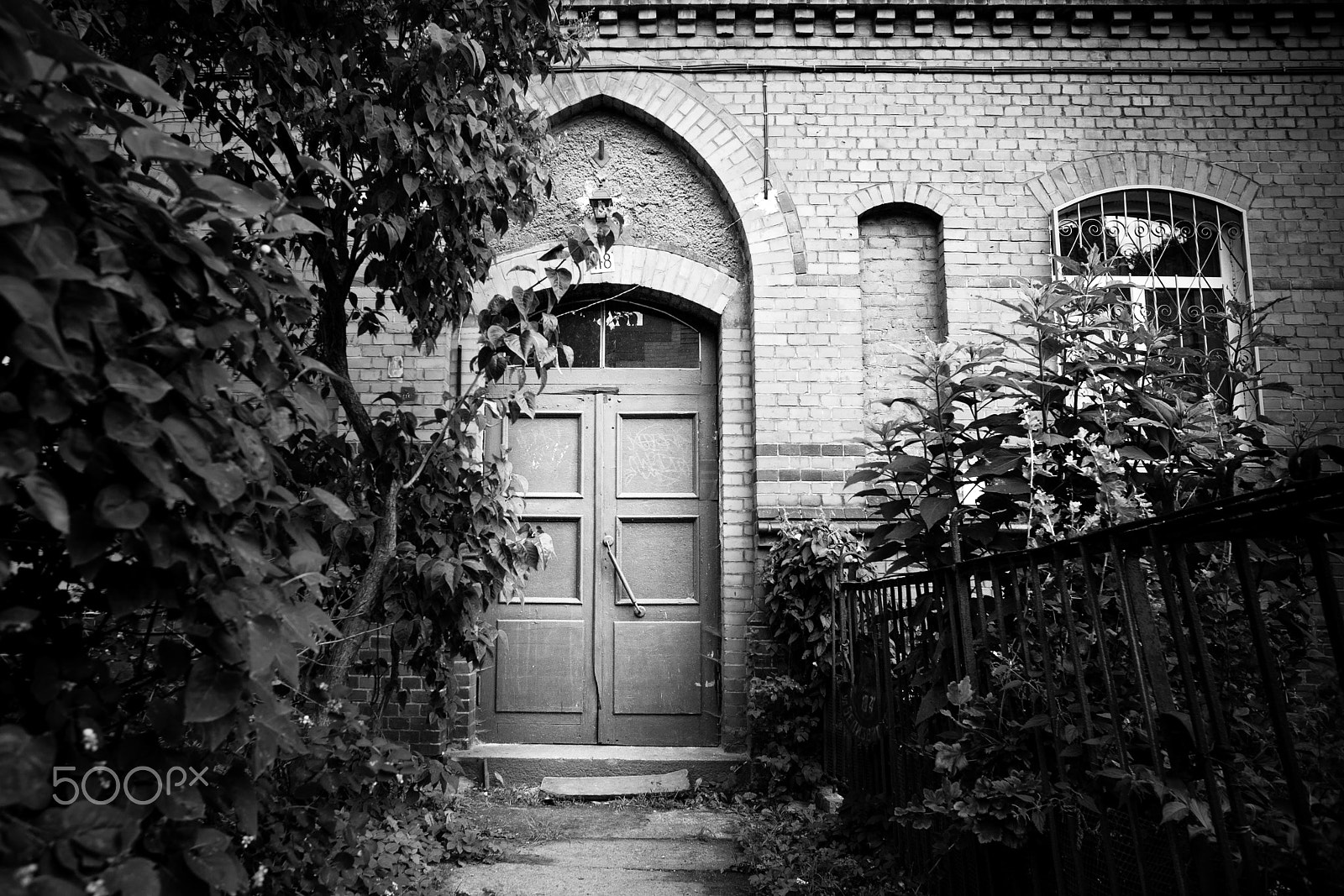 Canon EOS 5D + Canon EF 20mm F2.8 USM sample photo. Awesome old door photography