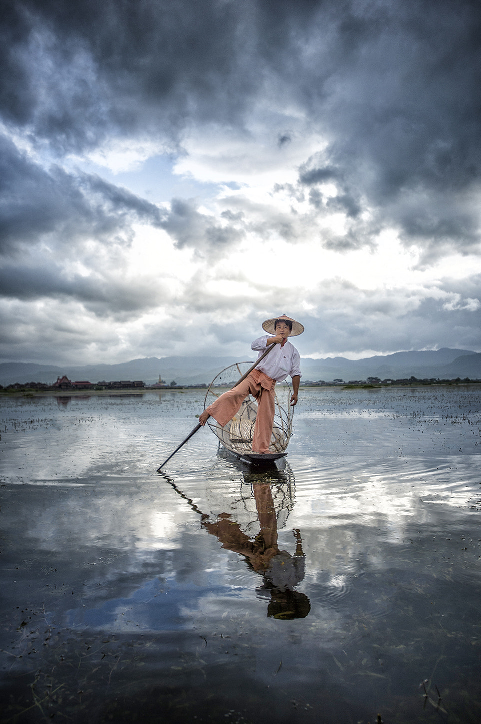 Nikon AF-S Nikkor 17-35mm F2.8D ED-IF sample photo. One legged rower photography