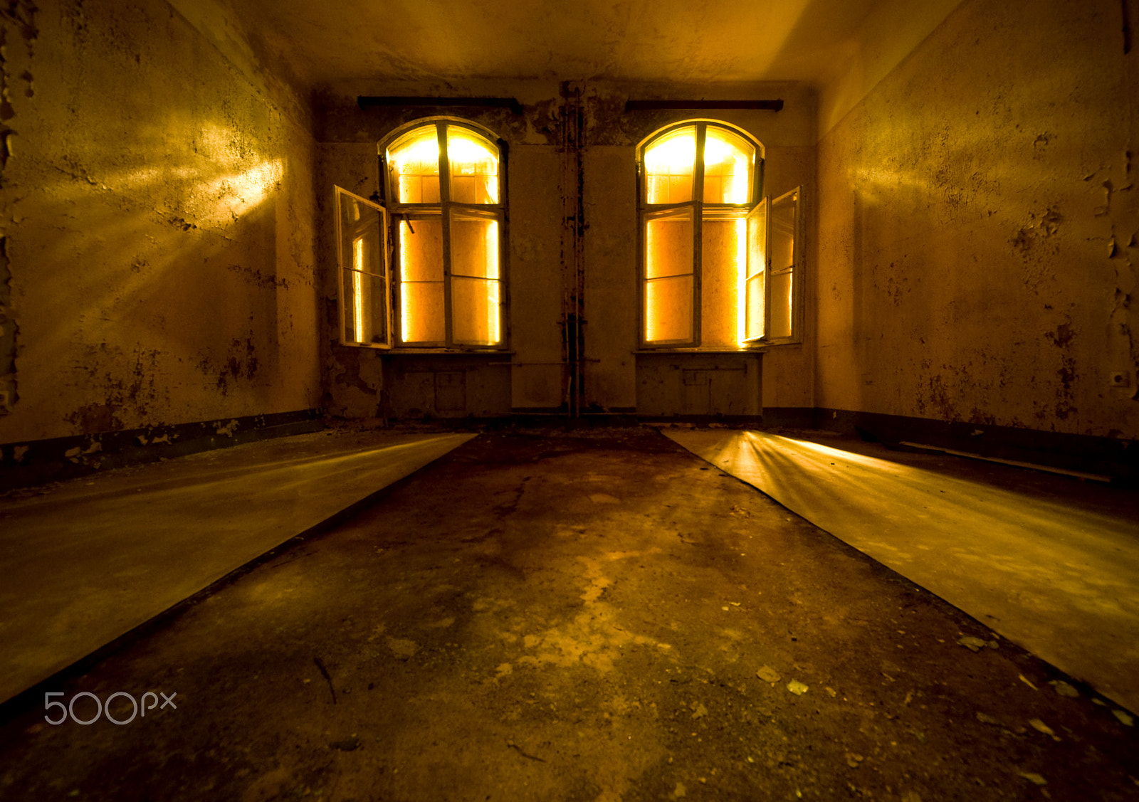 Sigma 8-16mm F4.5-5.6 DC HSM sample photo. Abandoned hospital, abandoned sanatorium, sunlight, yellow sunlight, empty room, abandoned room,... photography