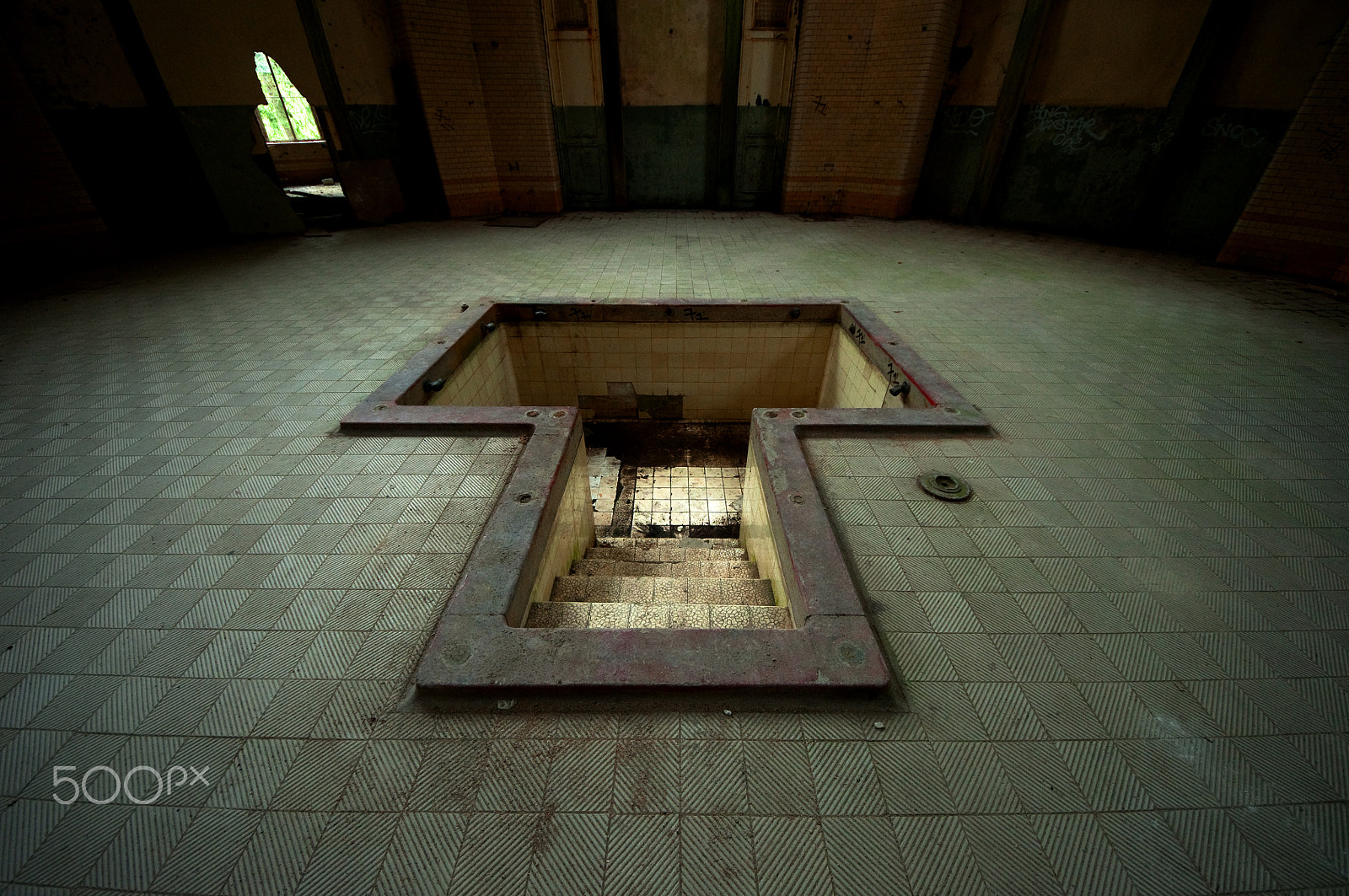 Sigma 8-16mm F4.5-5.6 DC HSM sample photo. Abandoned hospital, abandoned sanatorium, sunlight, yellow sunlight, empty room, abandoned room,... photography