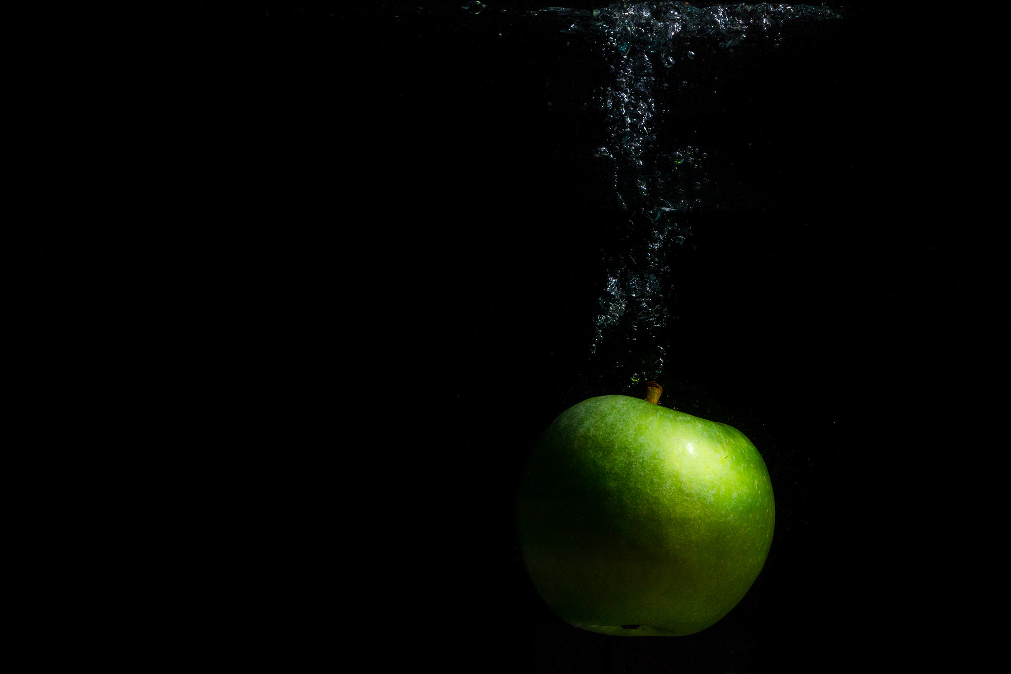 Canon EOS 700D (EOS Rebel T5i / EOS Kiss X7i) + Canon EF 50mm F1.8 II sample photo. Dropping apple ii. photography