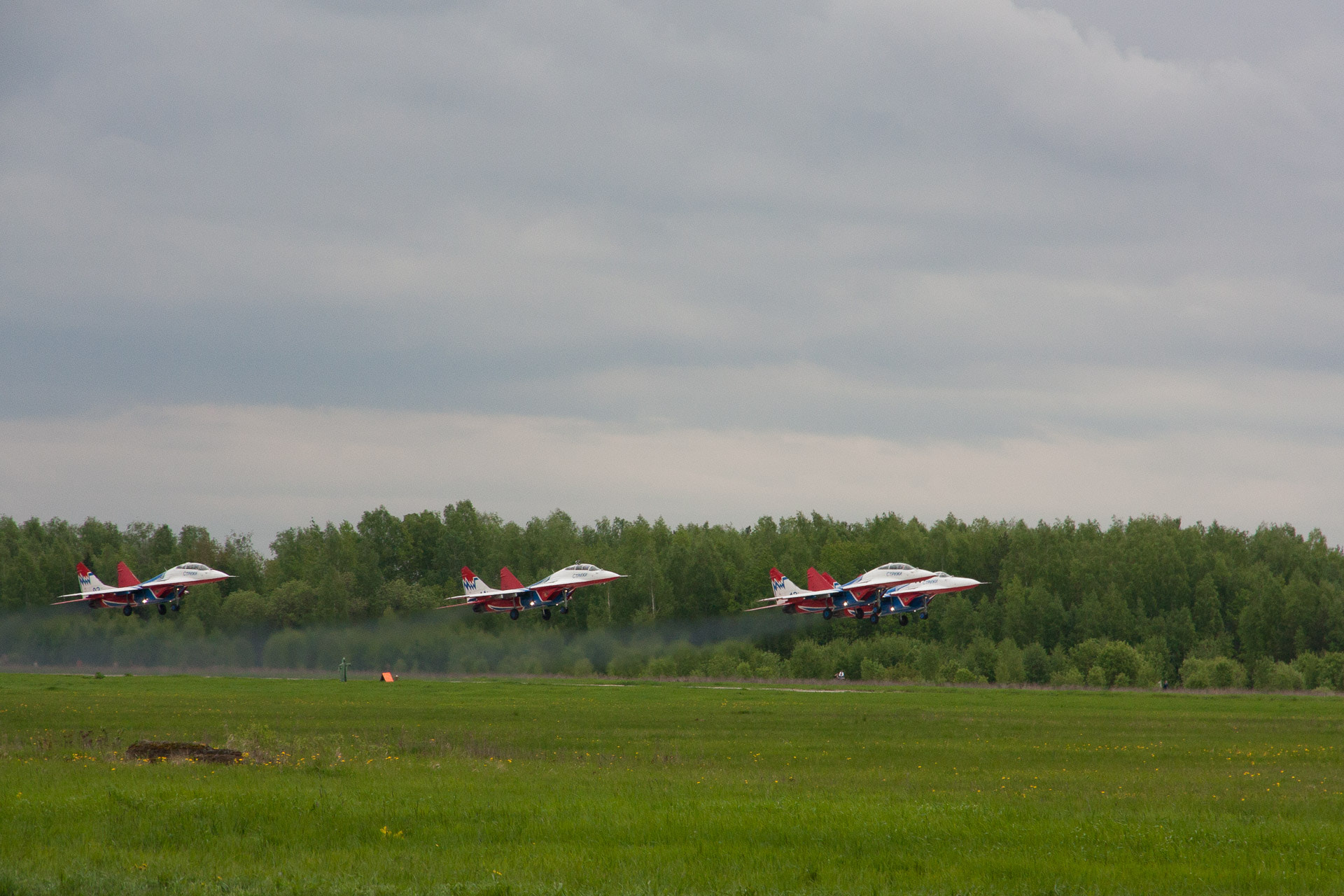 Canon EOS 450D (EOS Rebel XSi / EOS Kiss X2) sample photo. Aerobatic team russian vks "swifts" (strizhi) photography