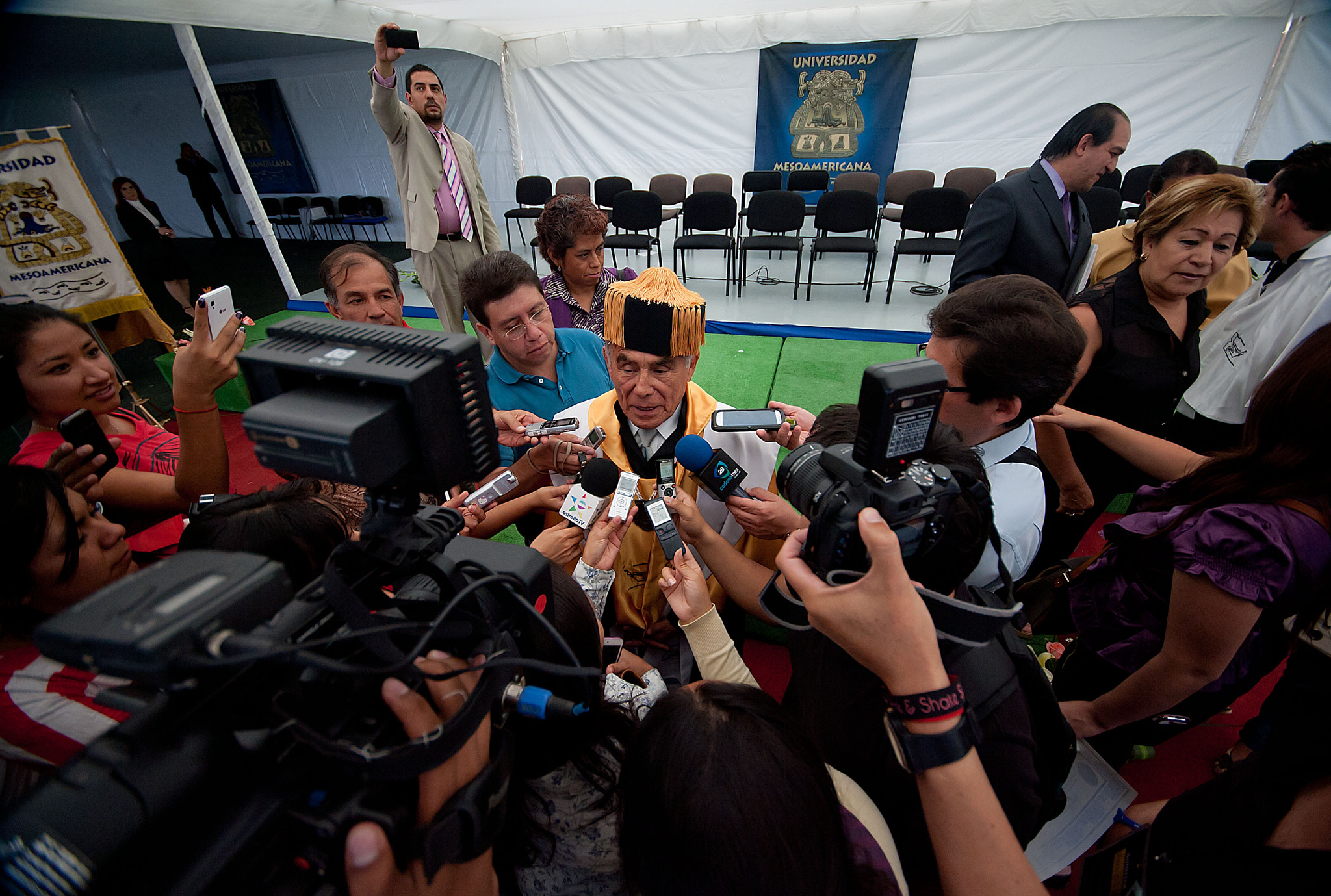 Canon EOS-1D Mark II N sample photo. Hector suarez recibe doctorado honoris causa photography