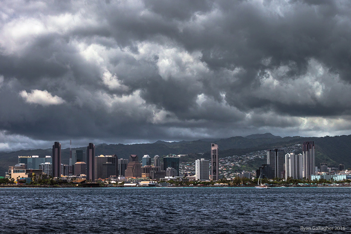 Canon EOS 500D (EOS Rebel T1i / EOS Kiss X3) + Canon EF 50mm F1.8 II sample photo. Honolulu skyline 3 photography