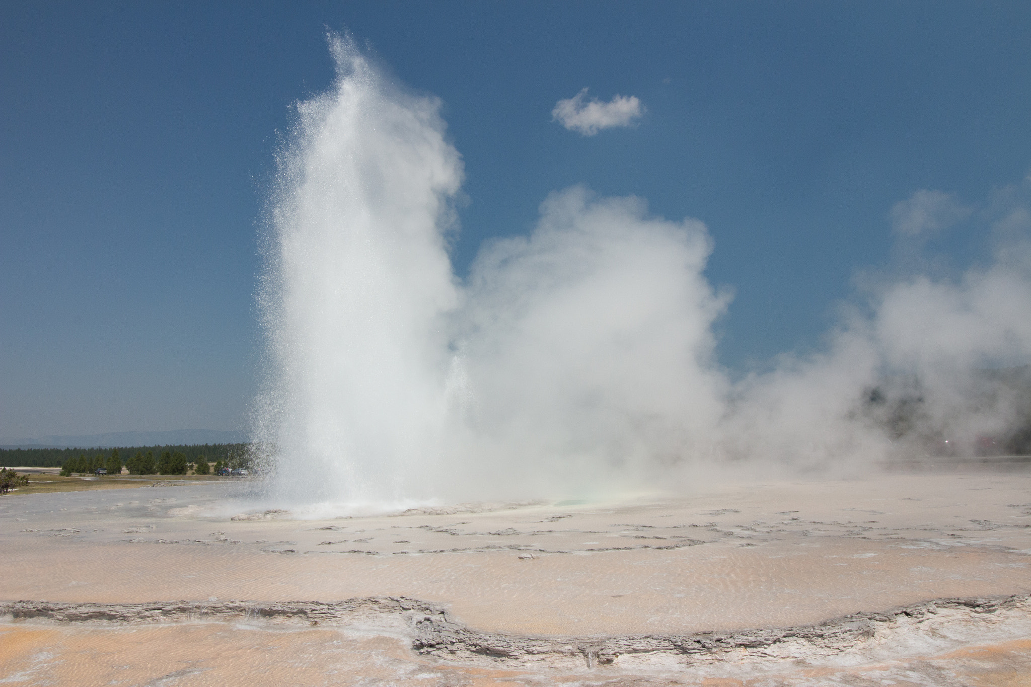 Canon EOS 100D (EOS Rebel SL1 / EOS Kiss X7) + Canon EF-S 10-18mm F4.5–5.6 IS STM sample photo. Great geyser eruption photography