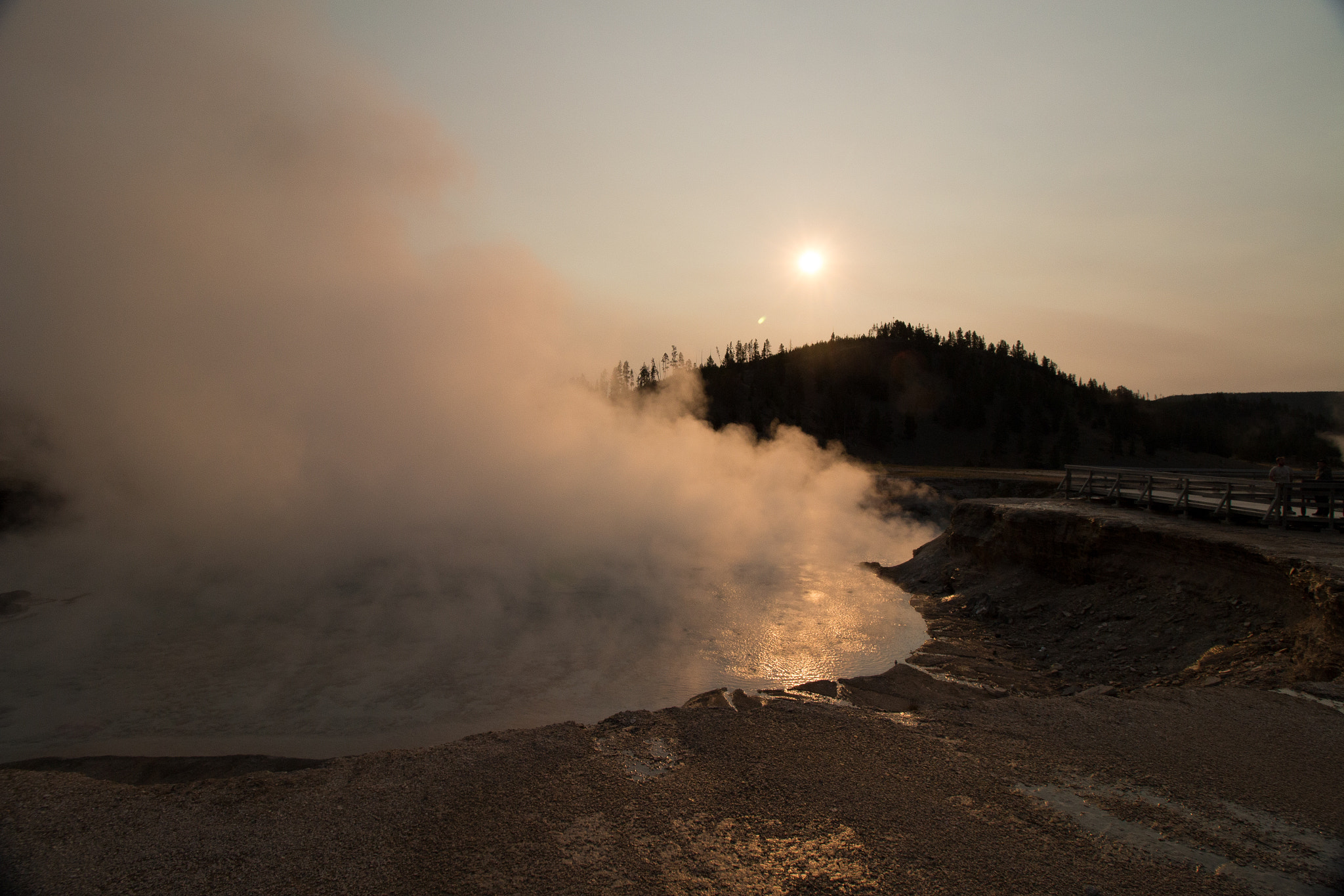 Canon EOS 100D (EOS Rebel SL1 / EOS Kiss X7) + Canon EF-S 10-18mm F4.5–5.6 IS STM sample photo. Sunrise near grand prismatic photography