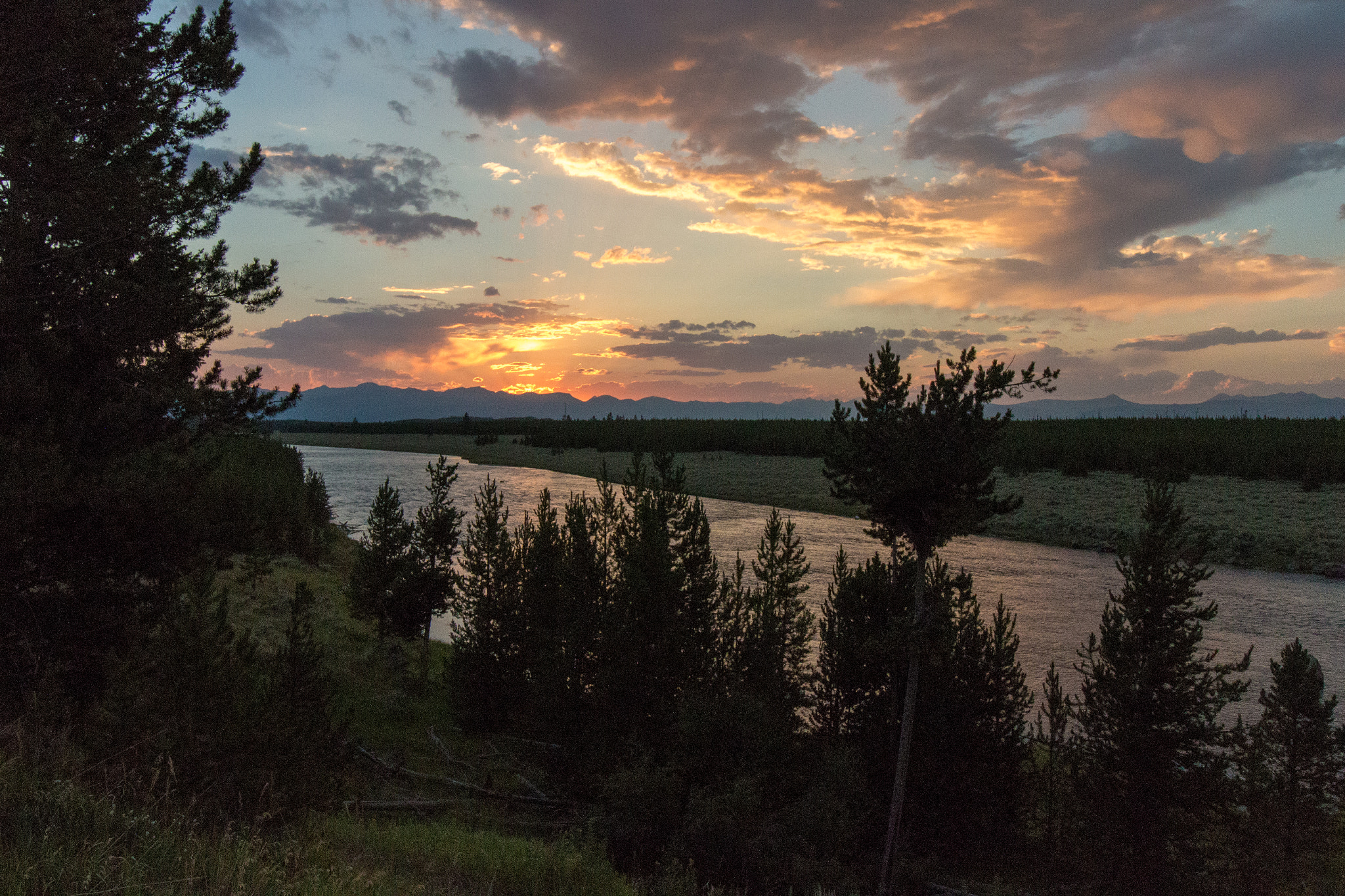 Canon EOS 100D (EOS Rebel SL1 / EOS Kiss X7) sample photo. Old faithful sunset photography