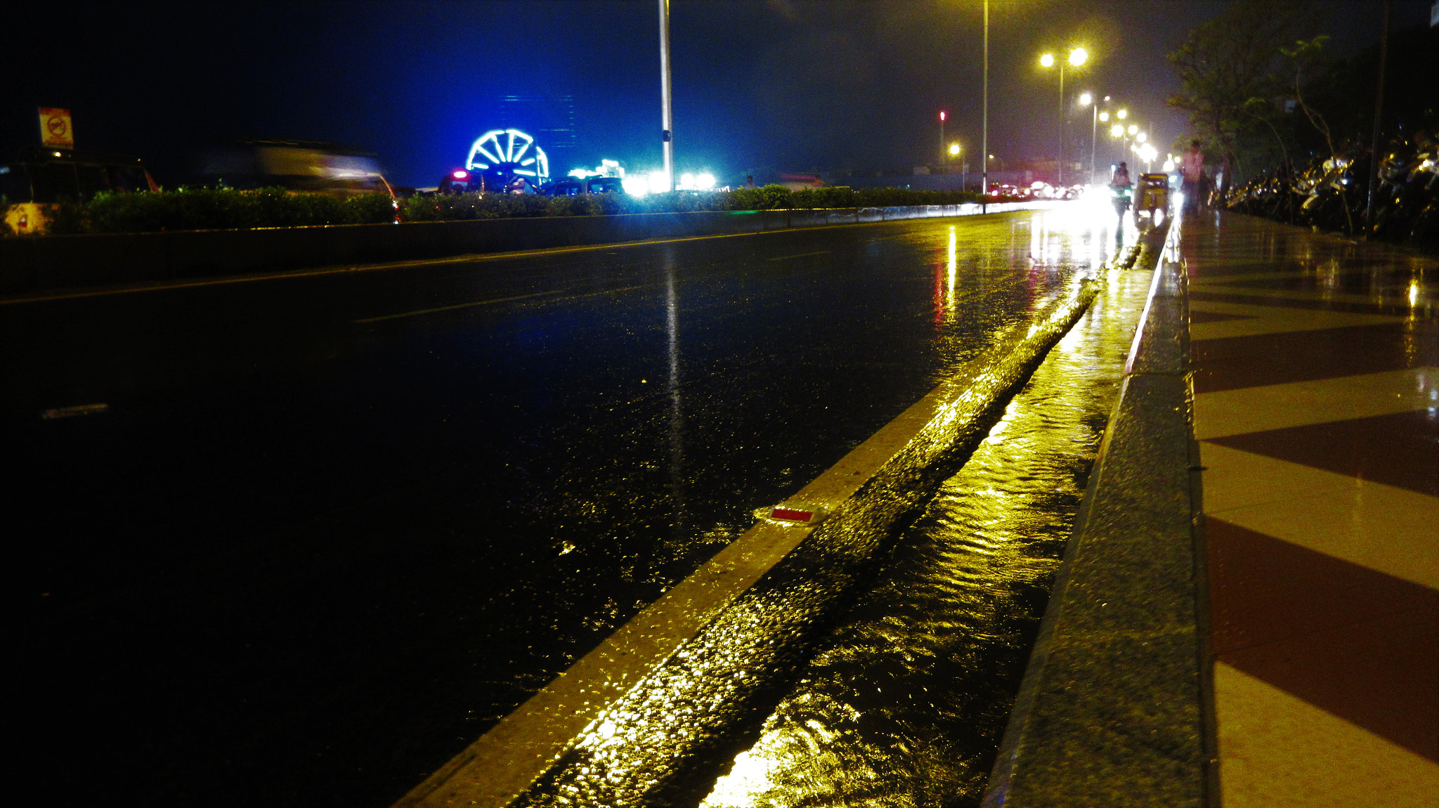Canon PowerShot ELPH 350 HS (IXUS 275 HS / IXY 640) sample photo. The rain and the road photography