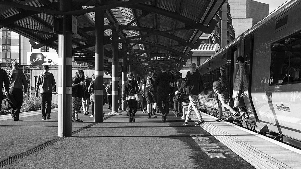 Nikon D70 + Nikon AF Nikkor 50mm F1.8D sample photo. Morning commuting photography