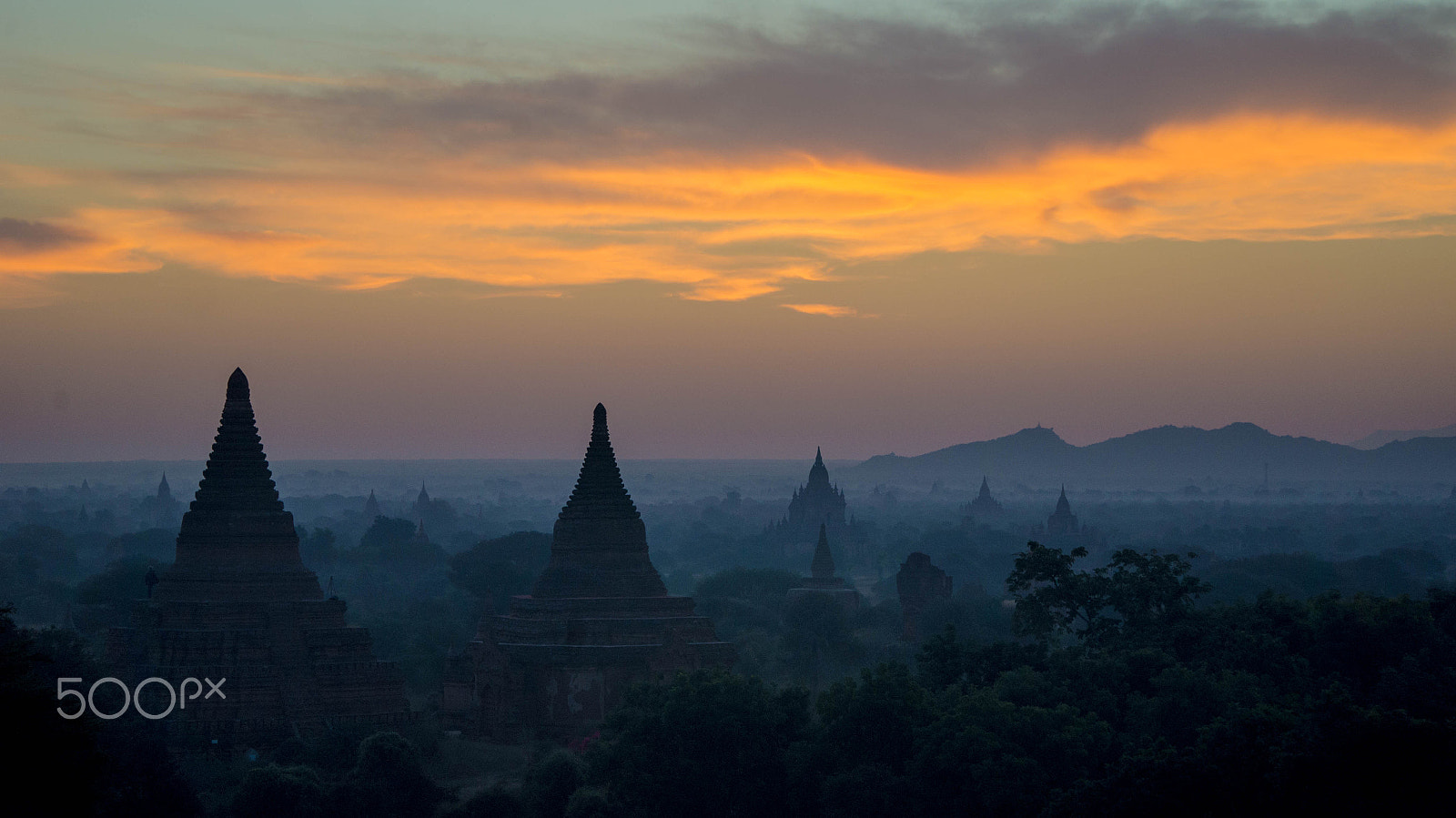 Sony Alpha NEX-5N + Sony E 55-210mm F4.5-6.3 OSS sample photo. Sunrise over bagan, myanmar photography