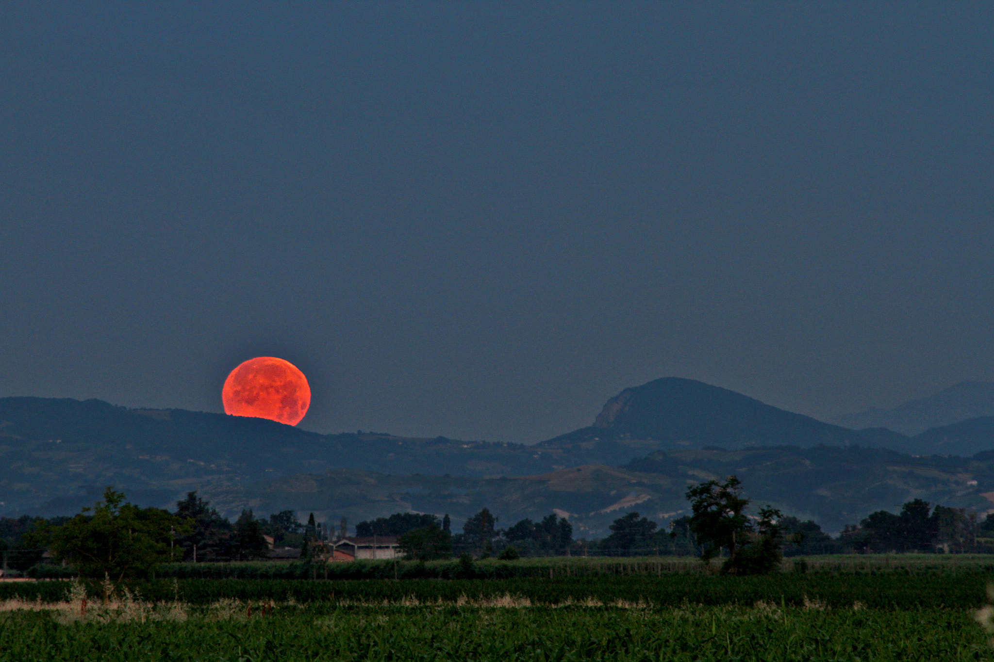 Canon EOS 7D + Canon EF 70-210mm f/4 sample photo. Red moonrise photography