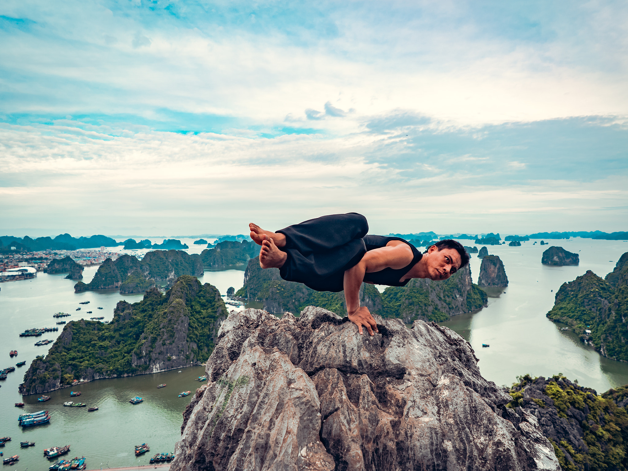 Sony FE 28mm F2 sample photo. Yoga in ha long, viet nam photography