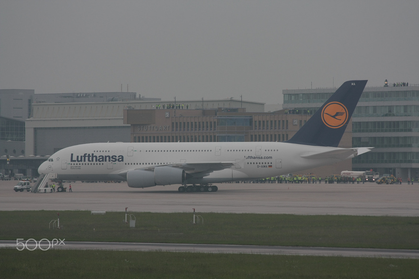 Canon EF 70-300mm F4-5.6 IS USM sample photo. Lufthansa a380 - first landing in stuttgart / edds photography
