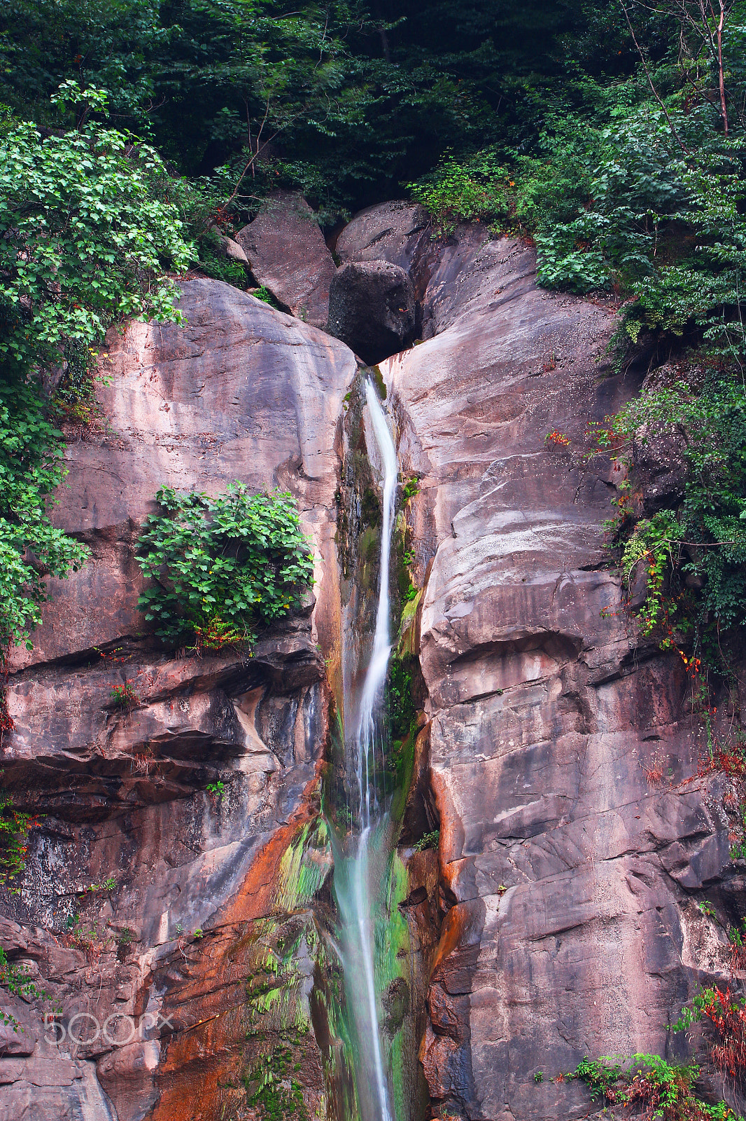 Canon EOS 700D (EOS Rebel T5i / EOS Kiss X7i) + Canon EF 17-40mm F4L USM sample photo. Small waterfall photography