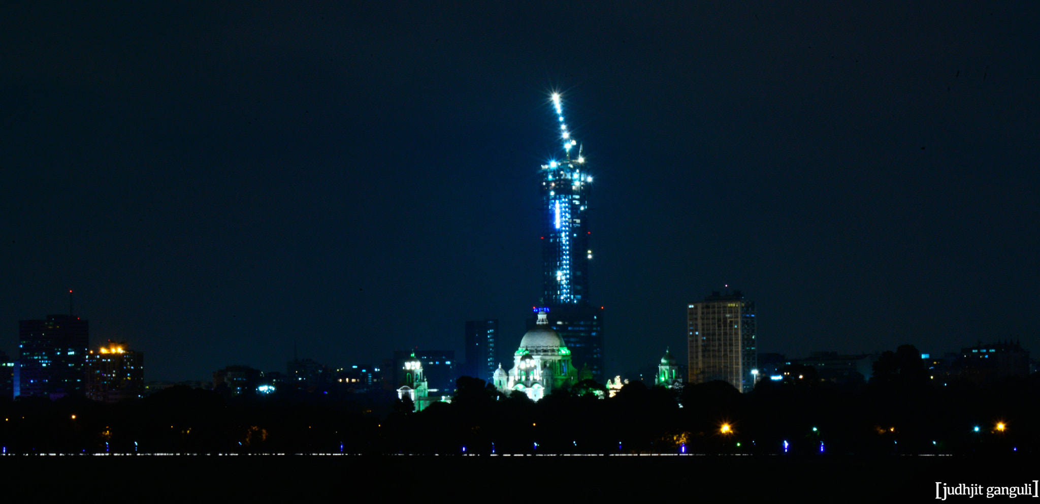 AF Zoom-Nikkor 28-80mm f/3.3-5.6G sample photo. Victoria memorial lit up at night photography