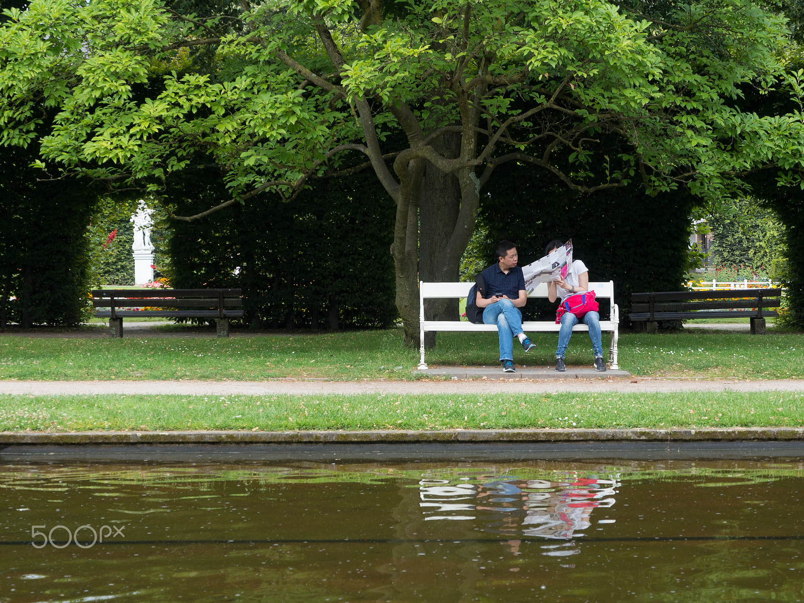 Olympus OM-D E-M10 + OLYMPUS M.12-50mm F3.5-6.3 sample photo. Couple on bench photography