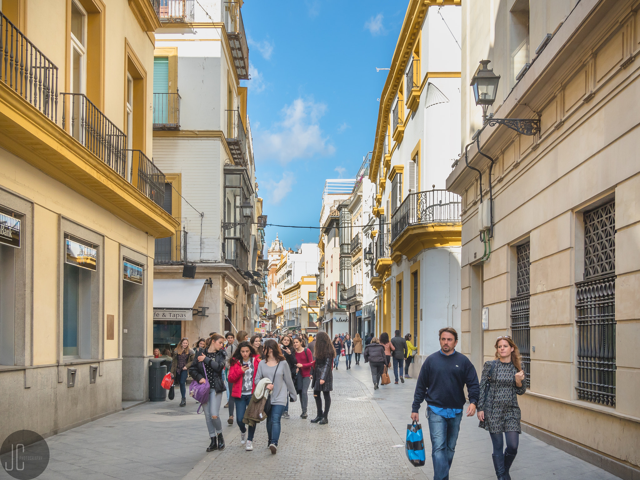 Olympus OM-D E-M5 II + Panasonic Lumix G 20mm F1.7 ASPH sample photo. Seville street 5 photography