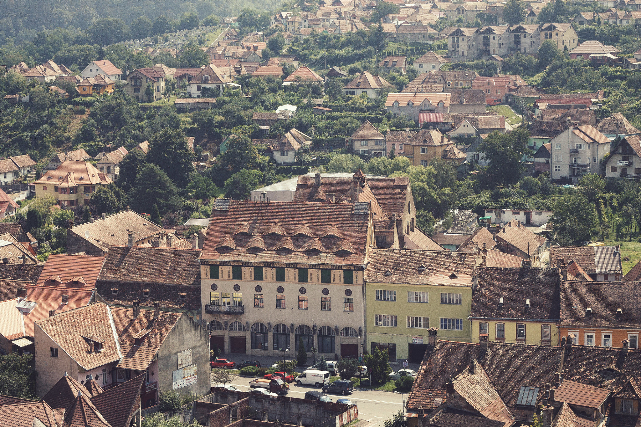 Canon EOS 1100D (EOS Rebel T3 / EOS Kiss X50) + Canon EF 50mm F1.8 II sample photo. Rooftop view of sighisoara, romania photography