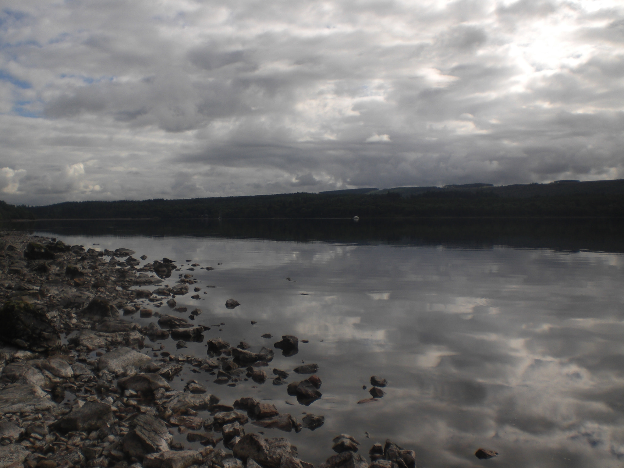 CASIO EX-Z77 sample photo. Clouds in a mirror. photography