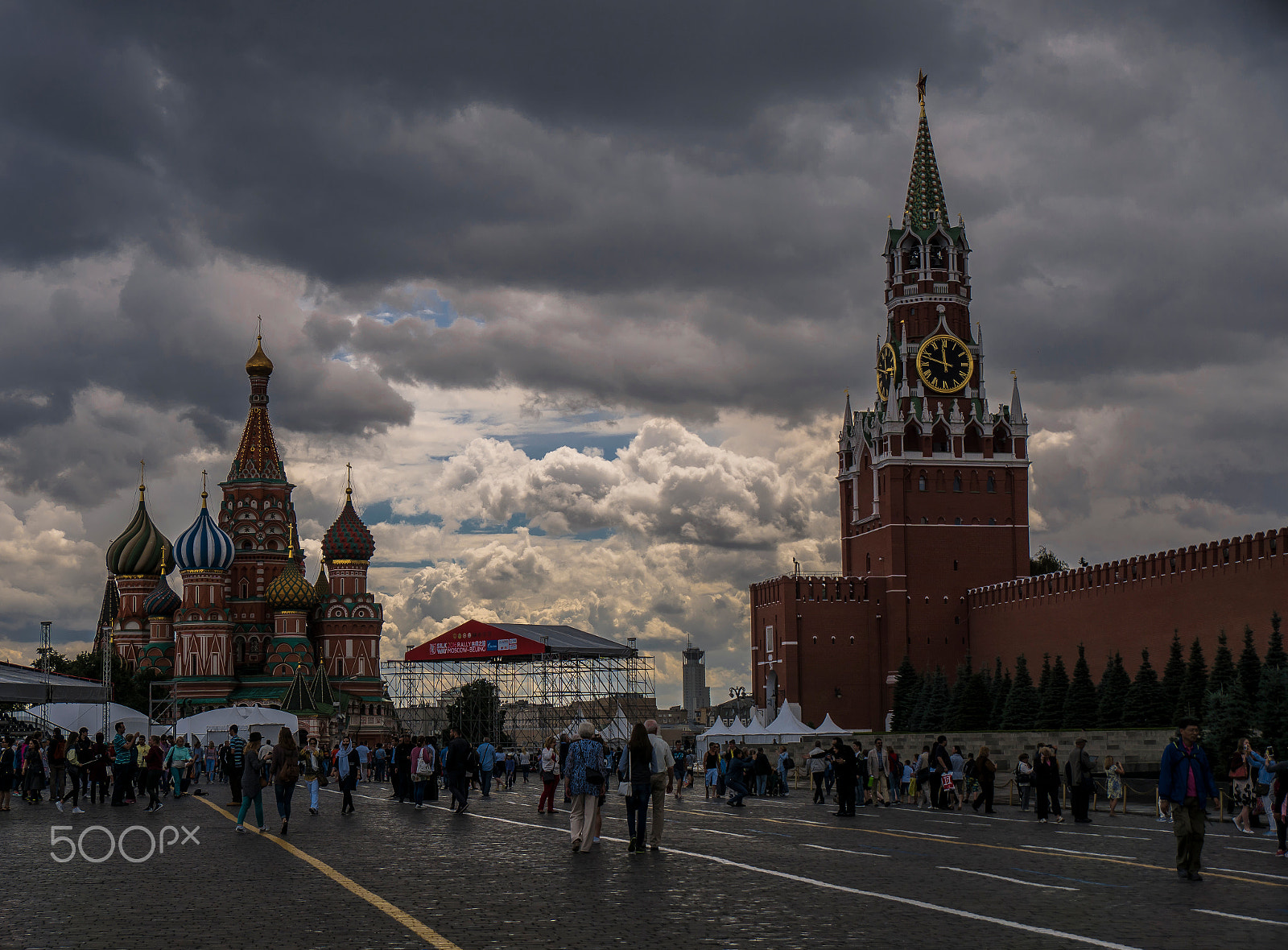 Sony DT 18-250mm F3.5-6.3 sample photo. Red square photography