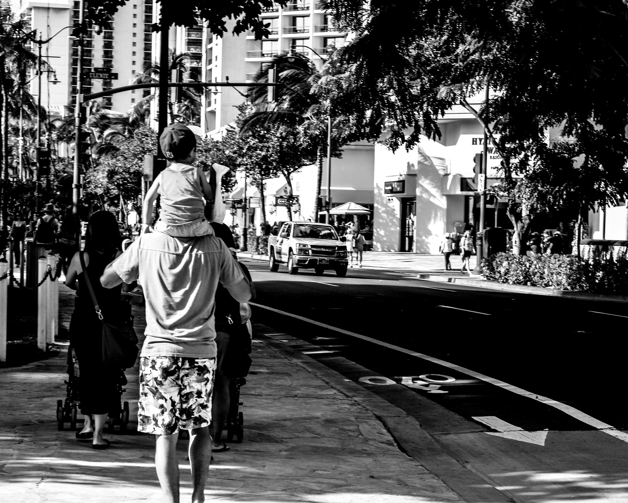 Saumsun NX 16-50mm F2-2.8 S ED OIS sample photo. Father's instinctive love photography