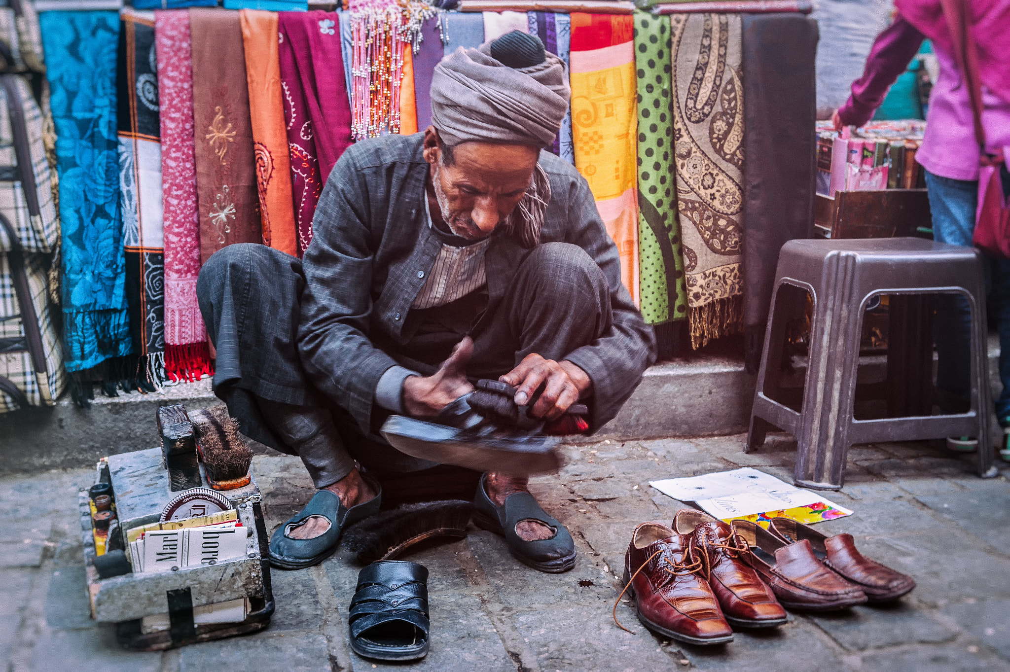 Sony Alpha DSLR-A380 + Sony DT 18-55mm F3.5-5.6 SAM sample photo. Shoeshine man in the cairo photography