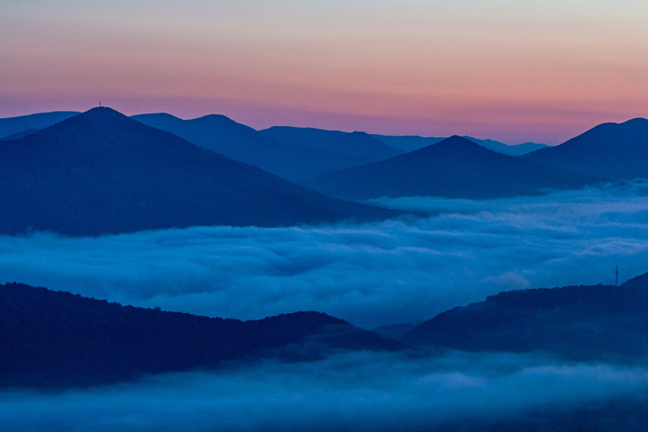 Canon EOS 550D (EOS Rebel T2i / EOS Kiss X4) sample photo. Blue ridge morning photography