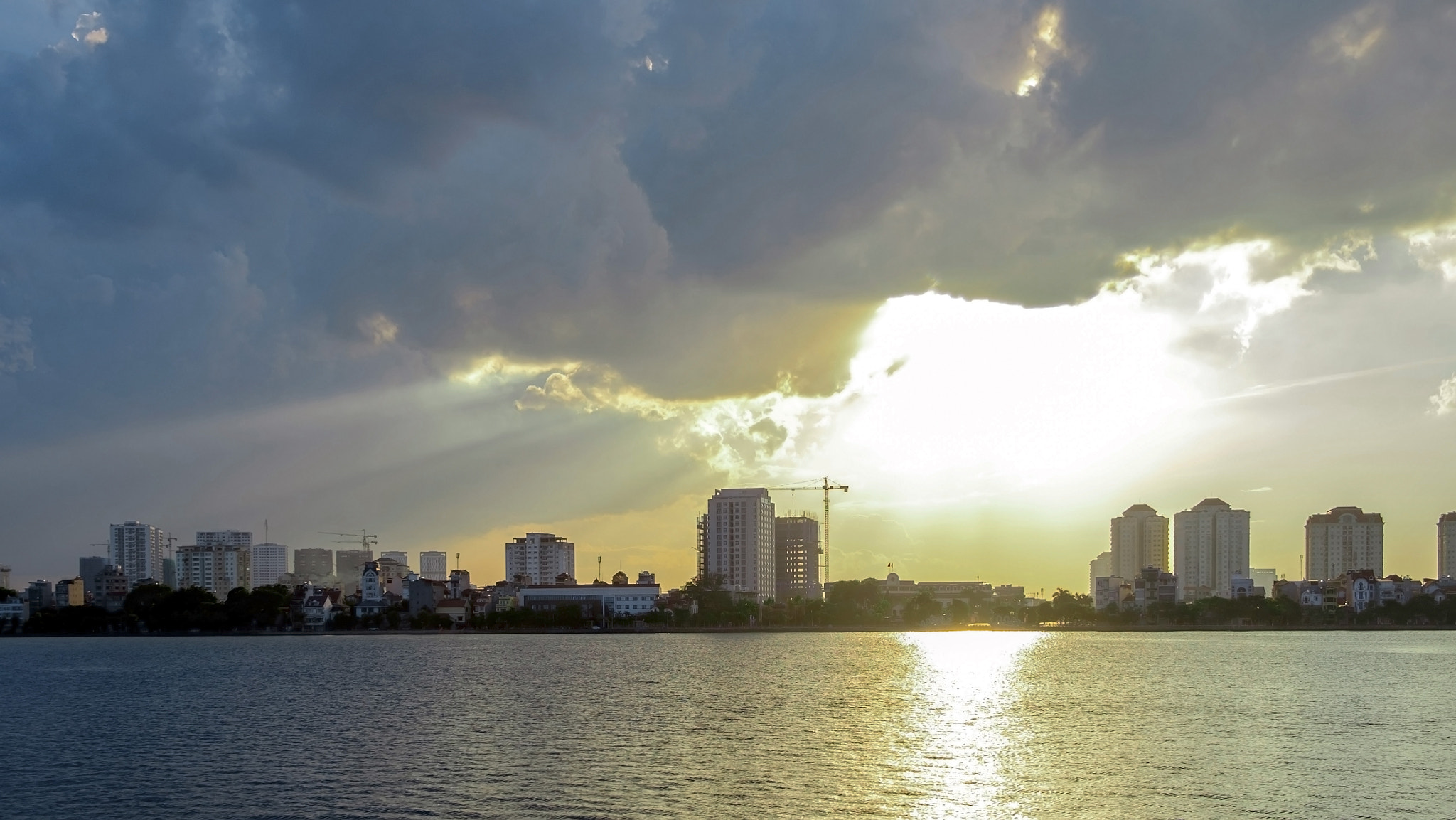 Fujifilm XC 16-50mm F3.5-5.6 OIS II sample photo. Sun ray in west lake photography