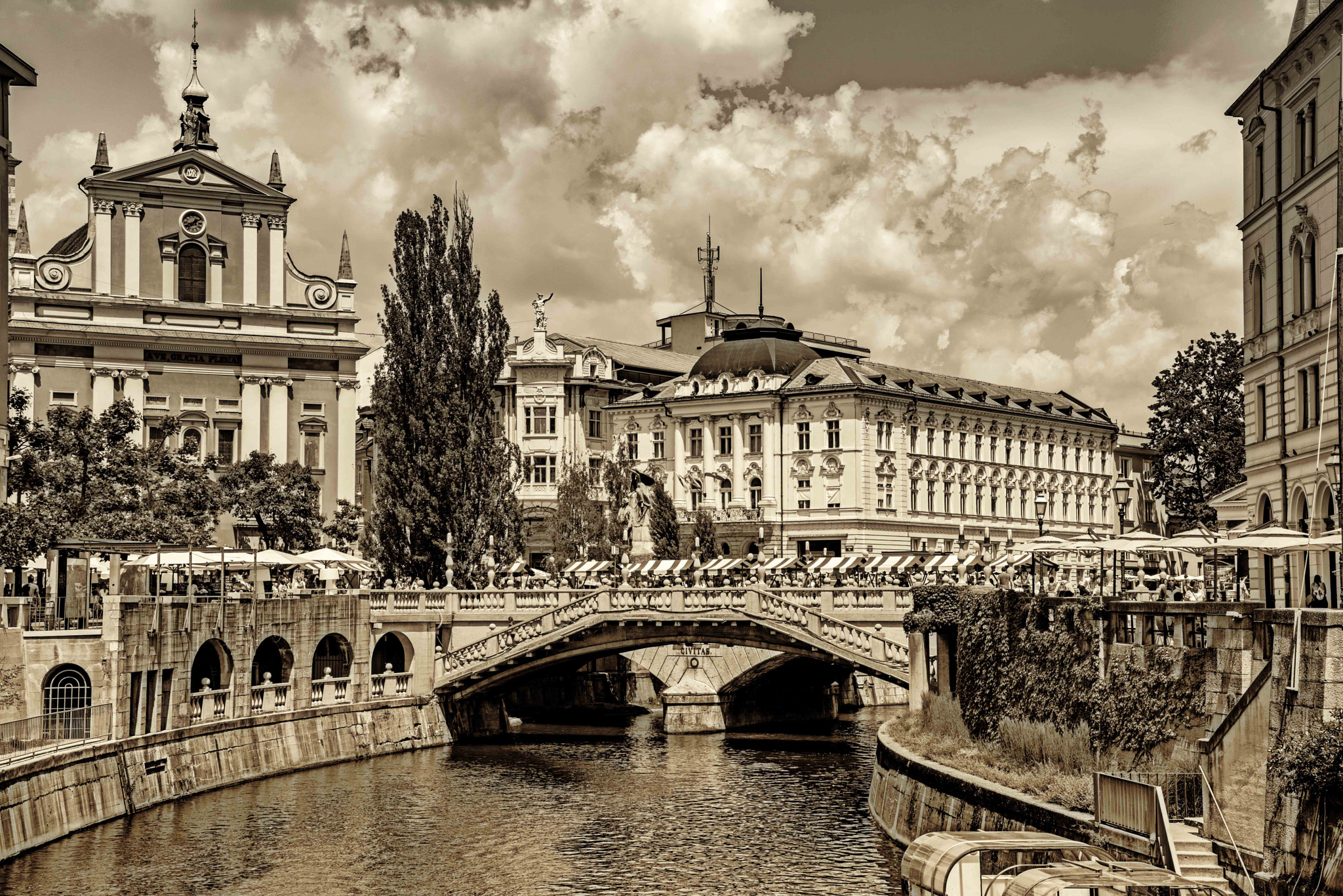 Nikon D810 + Sigma 24-70mm F2.8 EX DG Macro sample photo. Ljubljana city center and tromostovje bridge photography