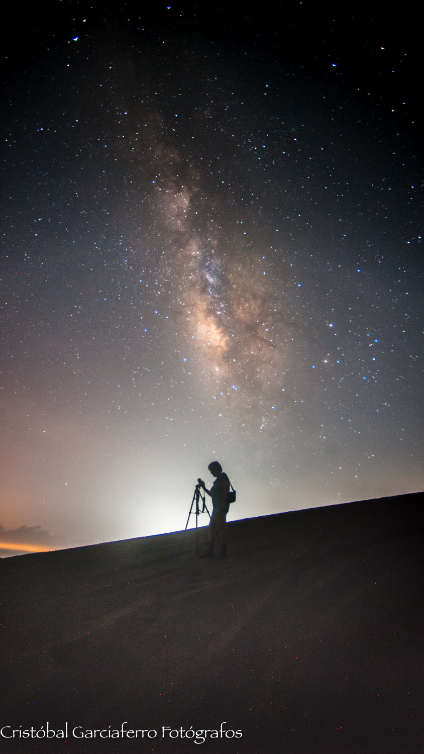 Nikon D3 + Nikon AF Nikkor 14mm F2.8D ED sample photo. Lady under the milky way photography