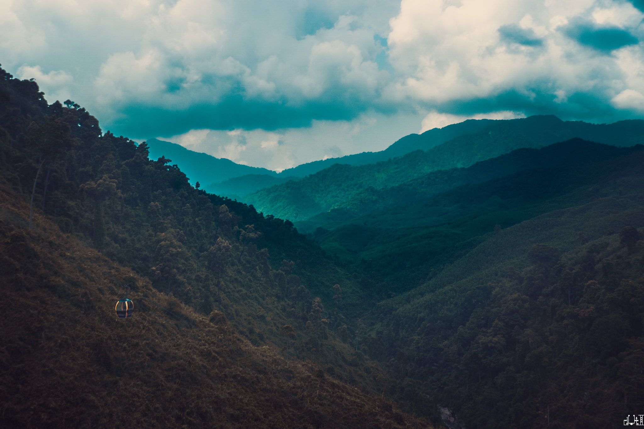 Sony a6000 + Sony FE 28-70mm F3.5-5.6 OSS sample photo. 
table moutain cableway photography