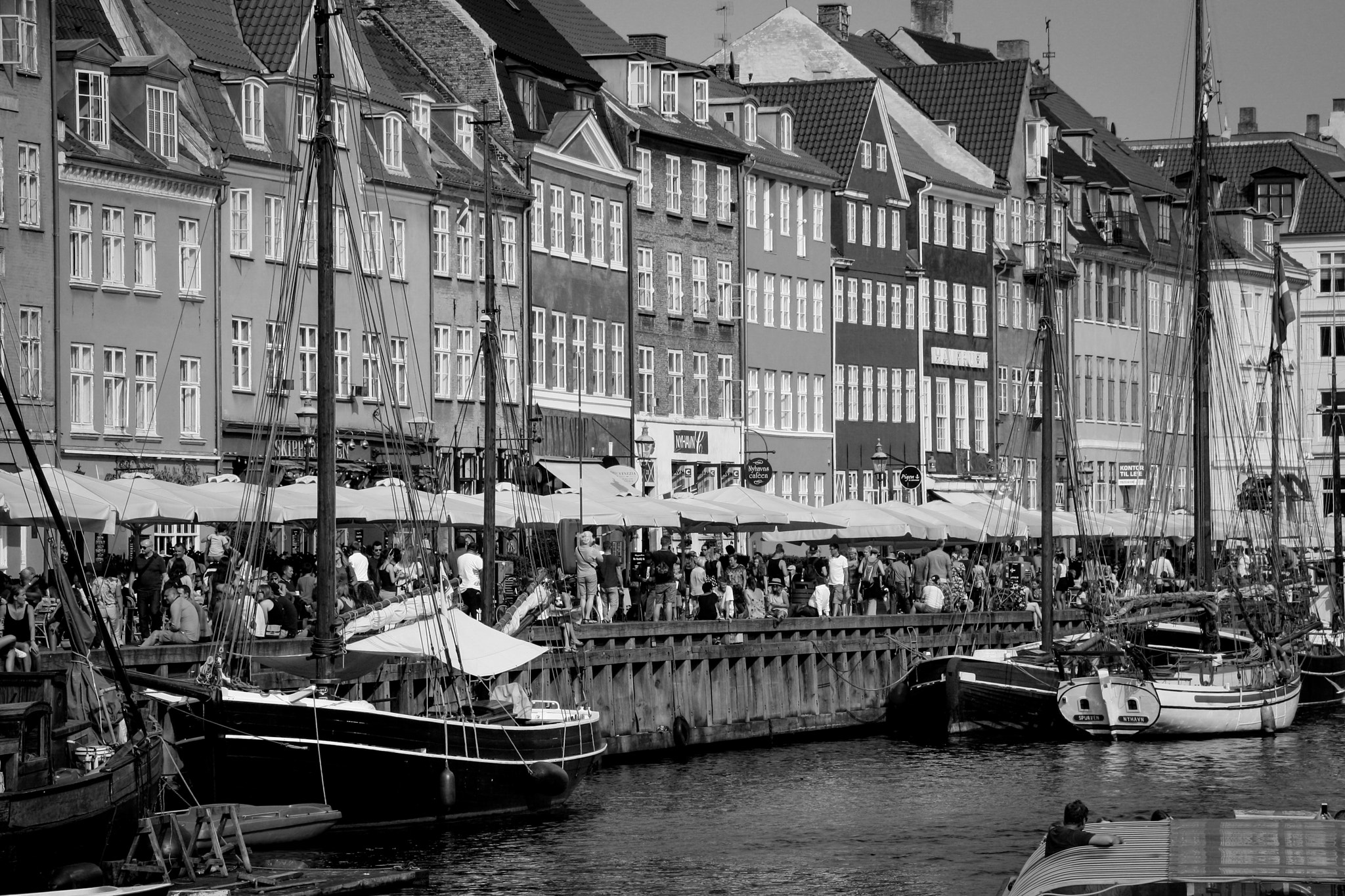 Canon EOS 1000D (EOS Digital Rebel XS / EOS Kiss F) + Canon EF-S 18-200mm F3.5-5.6 IS sample photo. Nyhavn in black and white photography