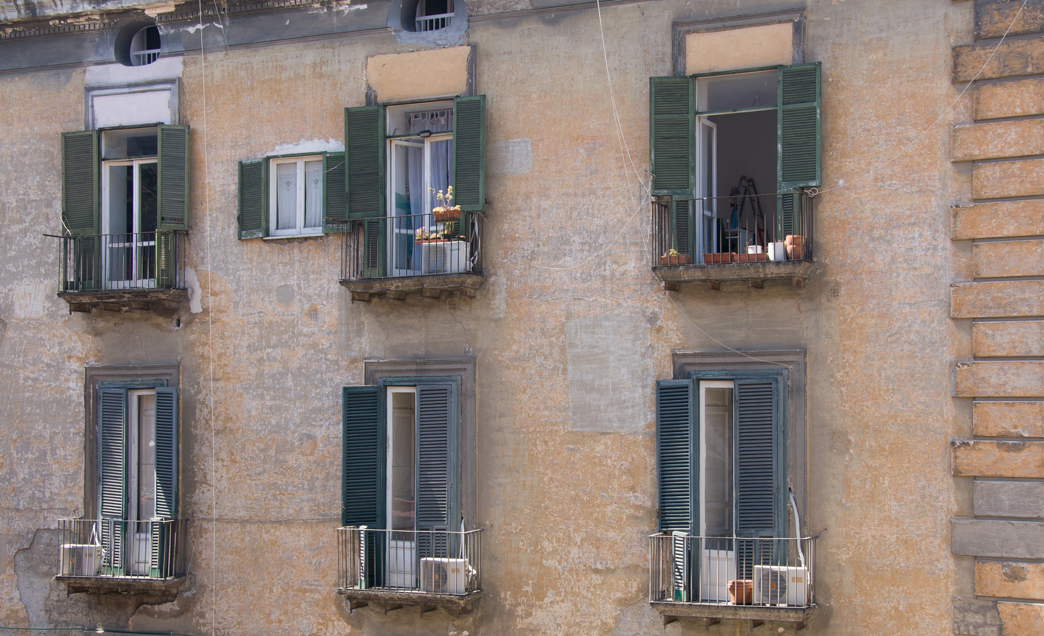 Canon EOS 400D (EOS Digital Rebel XTi / EOS Kiss Digital X) sample photo. Rome. windows. photography