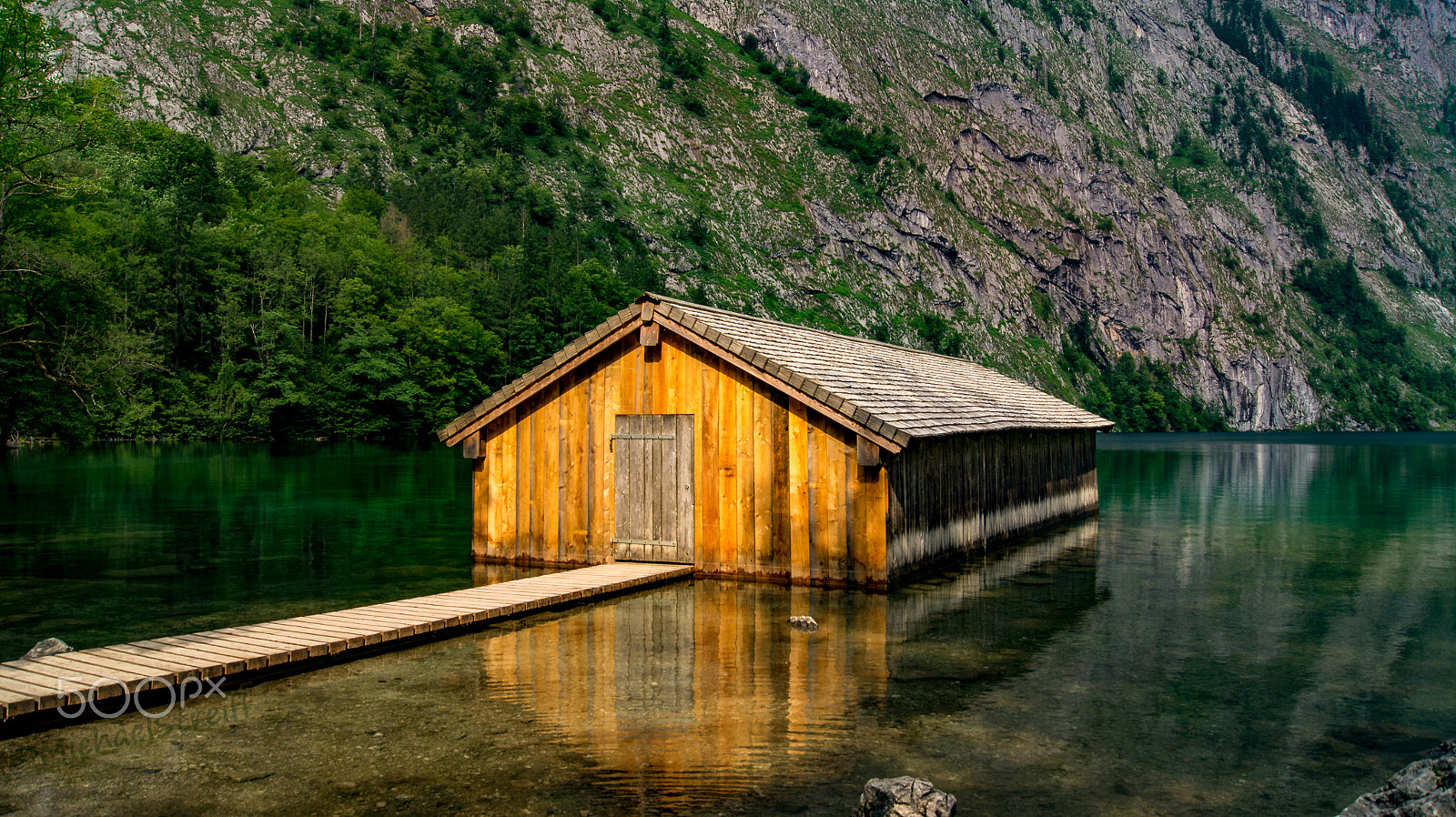 Sony SLT-A33 + Sony DT 18-55mm F3.5-5.6 SAM sample photo. Bootshaus am obersee photography