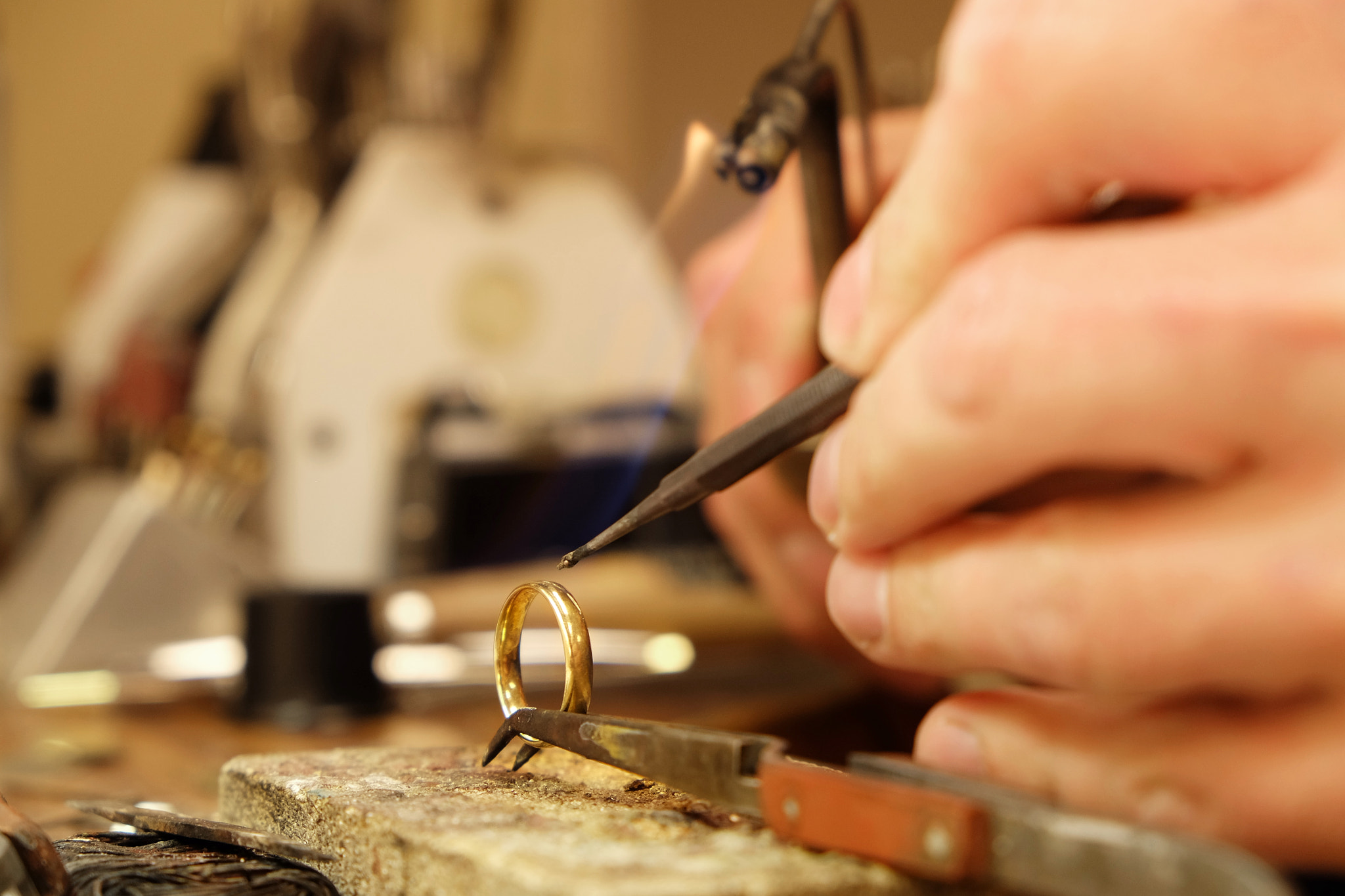 Fujifilm X-M1 + Fujifilm XF 18-55mm F2.8-4 R LM OIS sample photo. Jeweler working on golden ring photography