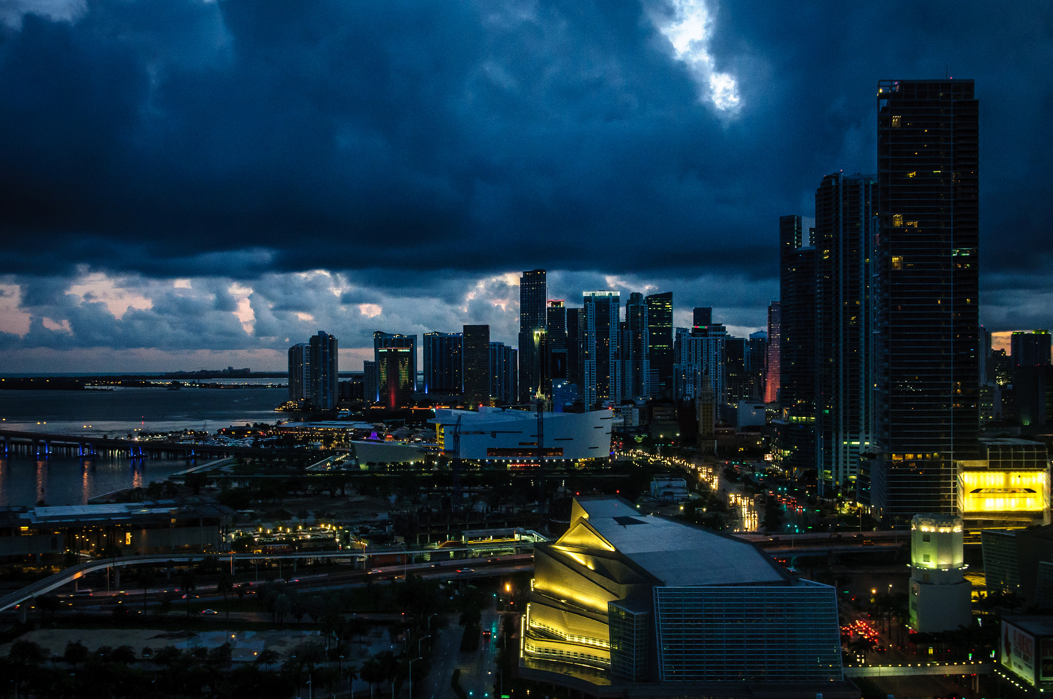 Nikon D300S + Sigma 17-70mm F2.8-4 DC Macro OS HSM | C sample photo. Storm in downtown miami photography