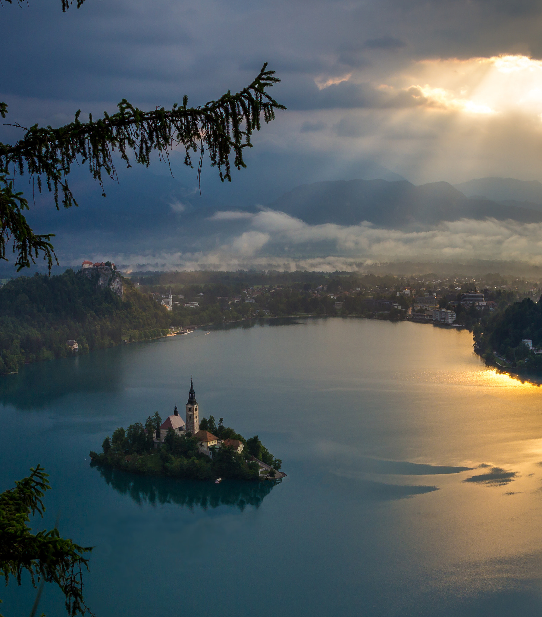 Canon EOS 60D + Canon EF-S 18-135mm F3.5-5.6 IS USM sample photo. Magical morning above lake bled in slovenia photography