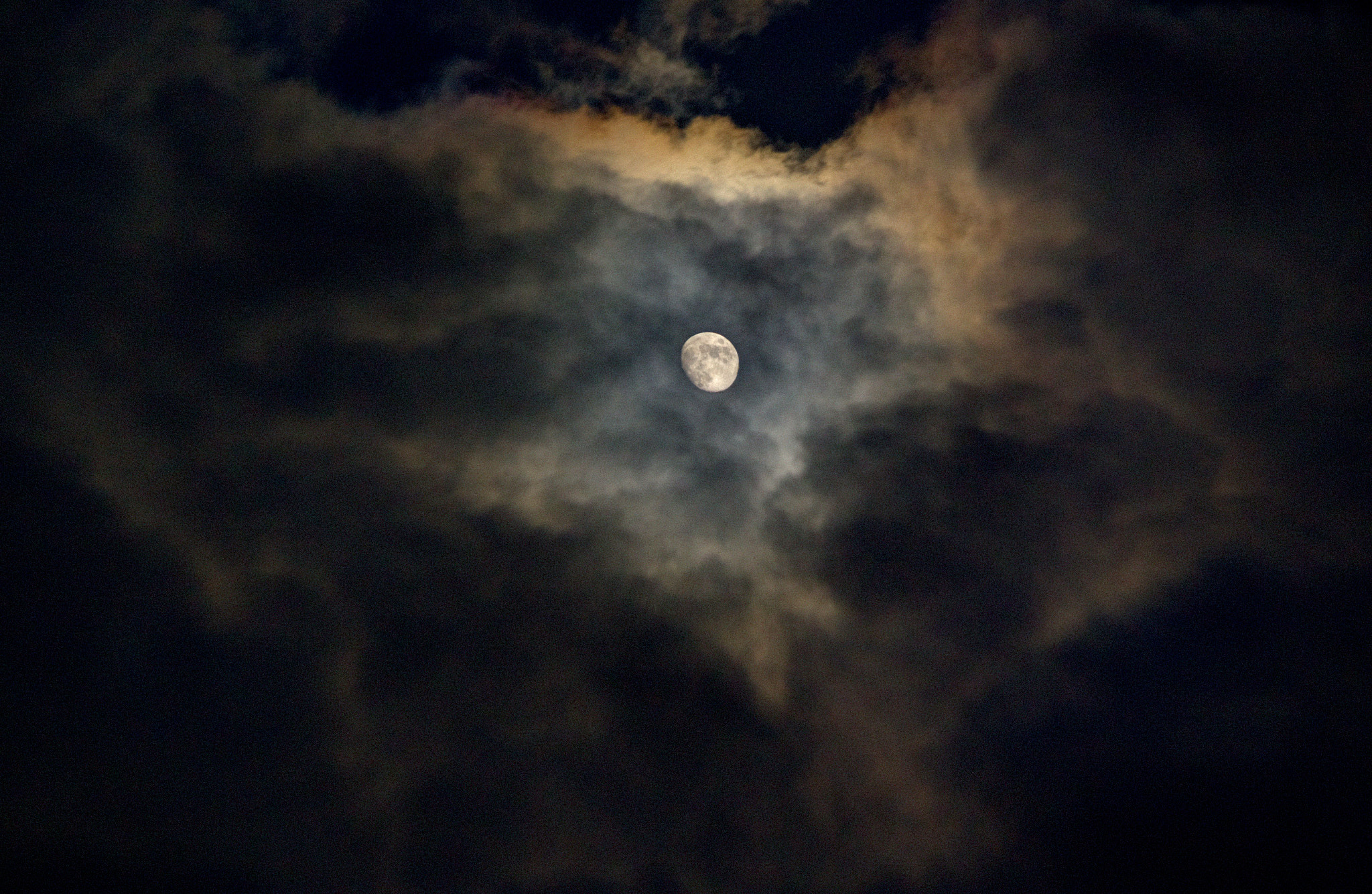 Samsung NX2000 + Samsung NX 50-200mm F4-5.6 ED OIS sample photo. Moon through clouds photography