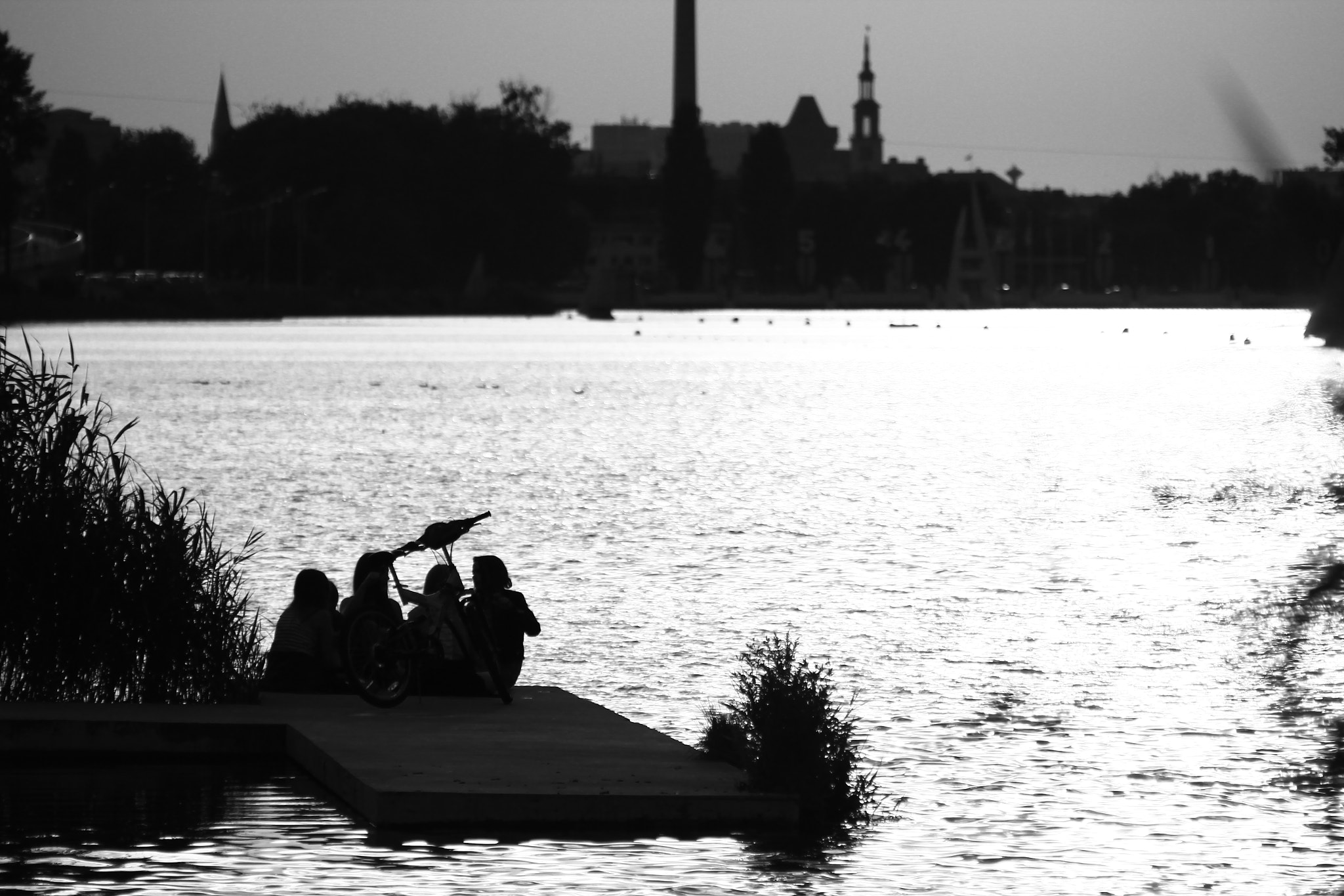 Canon EF 70-210mm f/3.5-4.5 USM sample photo. Street photography