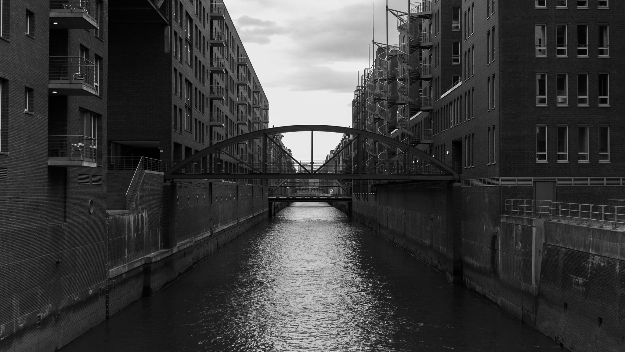 Sony FE 28mm F2 sample photo. Hamburg - speicherstadt photography