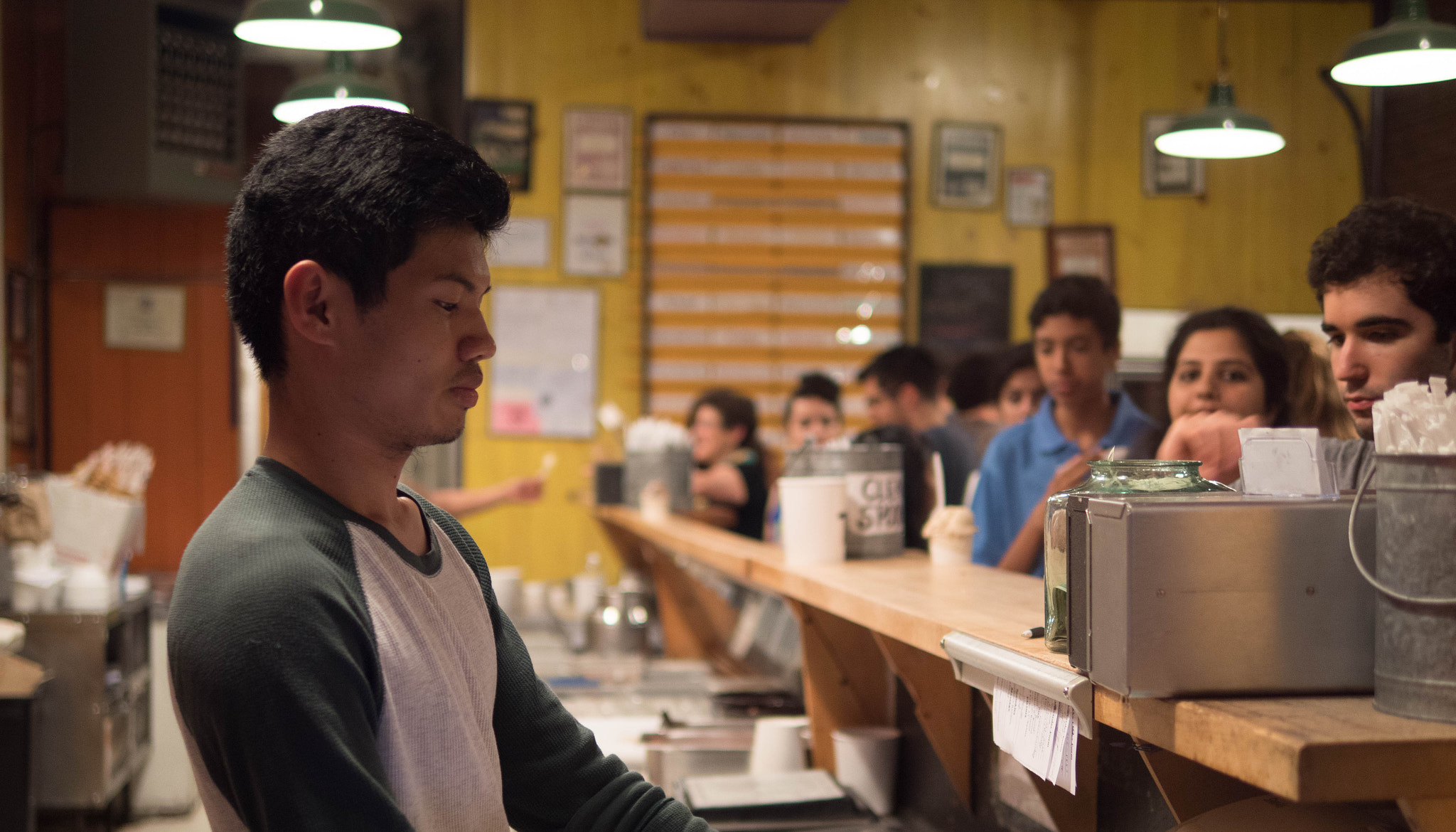 Panasonic Lumix DMC-GX8 + Panasonic Leica DG Summilux 25mm F1.4 II ASPH sample photo. The line and the waiter photography
