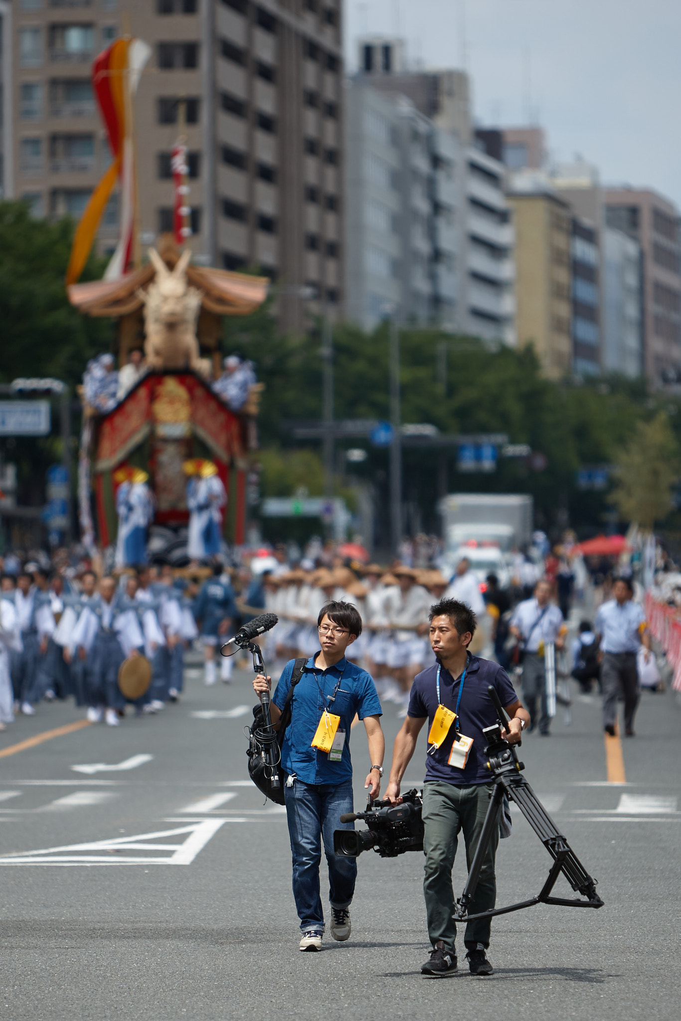 Canon EOS-1D Mark III + Canon EF 70-200mm F2.8L IS USM sample photo. Film crew - gion festival photography