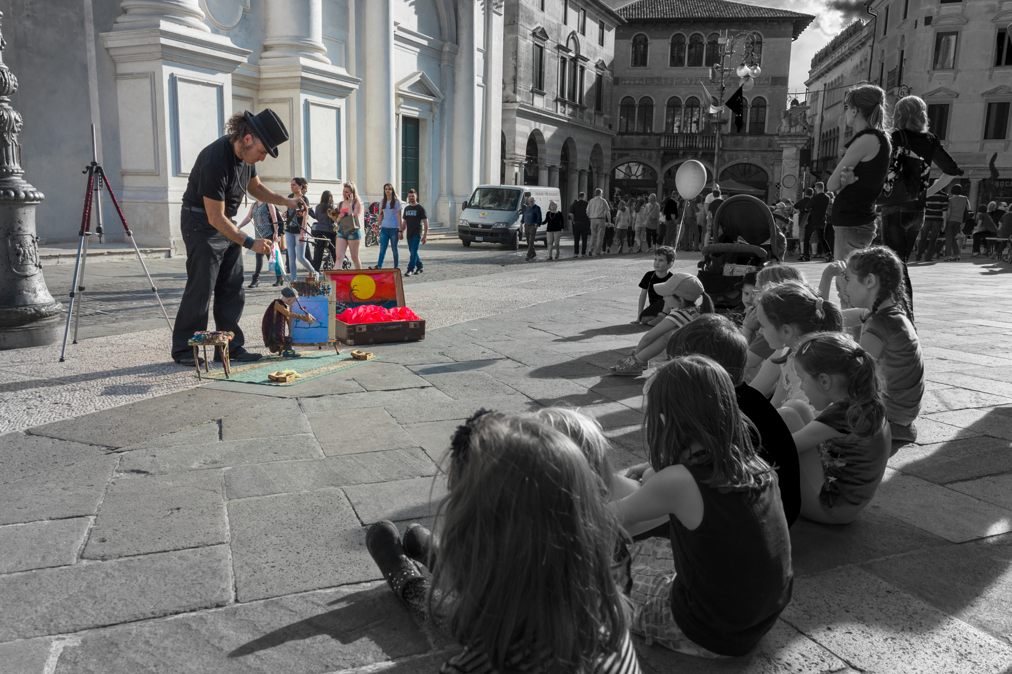 Nikon D7200 + Nikon AF-S DX Nikkor 18-135mm F3.5-5.6G ED-IF sample photo. Puppet show in the streets of bassano del grappa photography