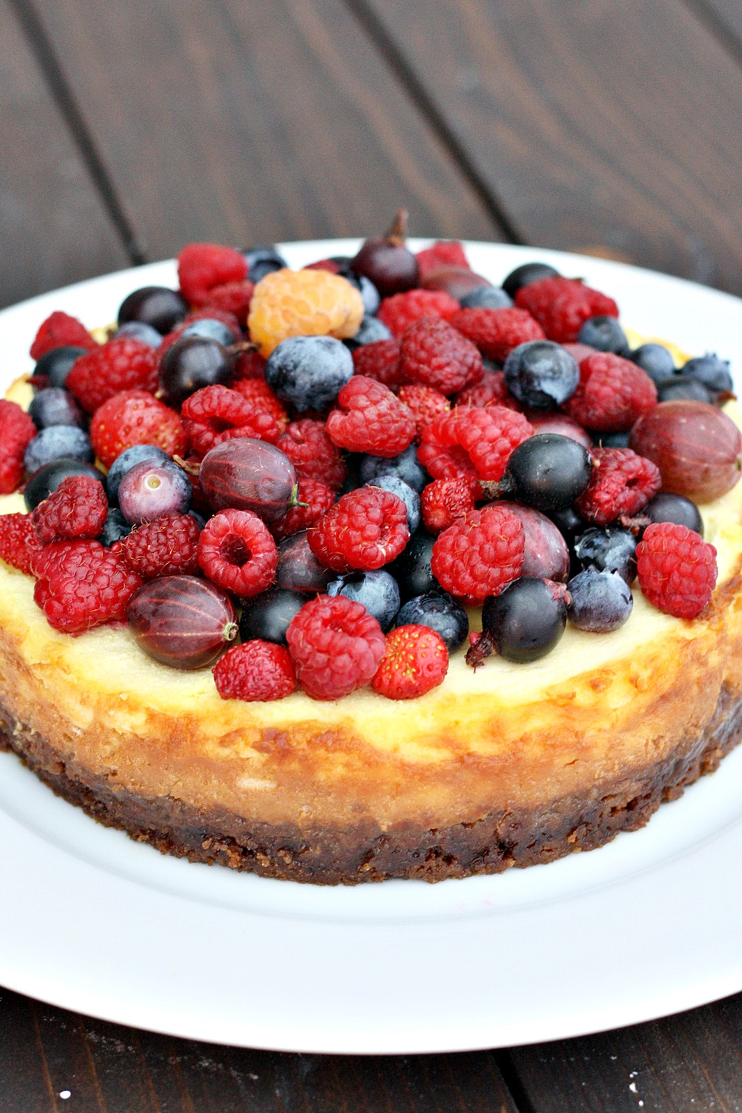 Canon EOS 1000D (EOS Digital Rebel XS / EOS Kiss F) + Canon EF 50mm F1.8 II sample photo. Mascarpone cheesecake with forest fruit photography