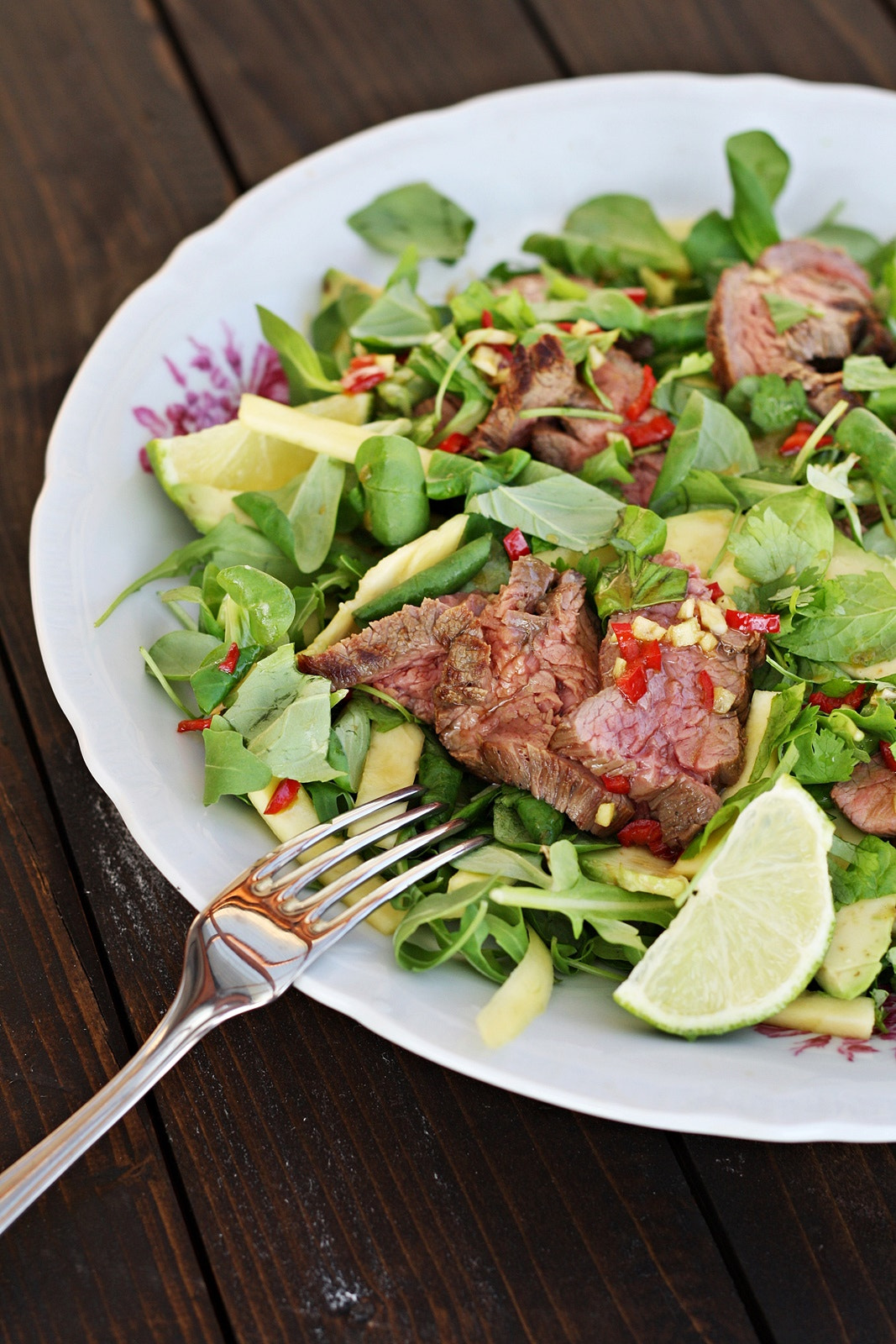 Canon EOS 1000D (EOS Digital Rebel XS / EOS Kiss F) + Canon EF 50mm F1.8 II sample photo. Thai salad with flank steak and mango photography