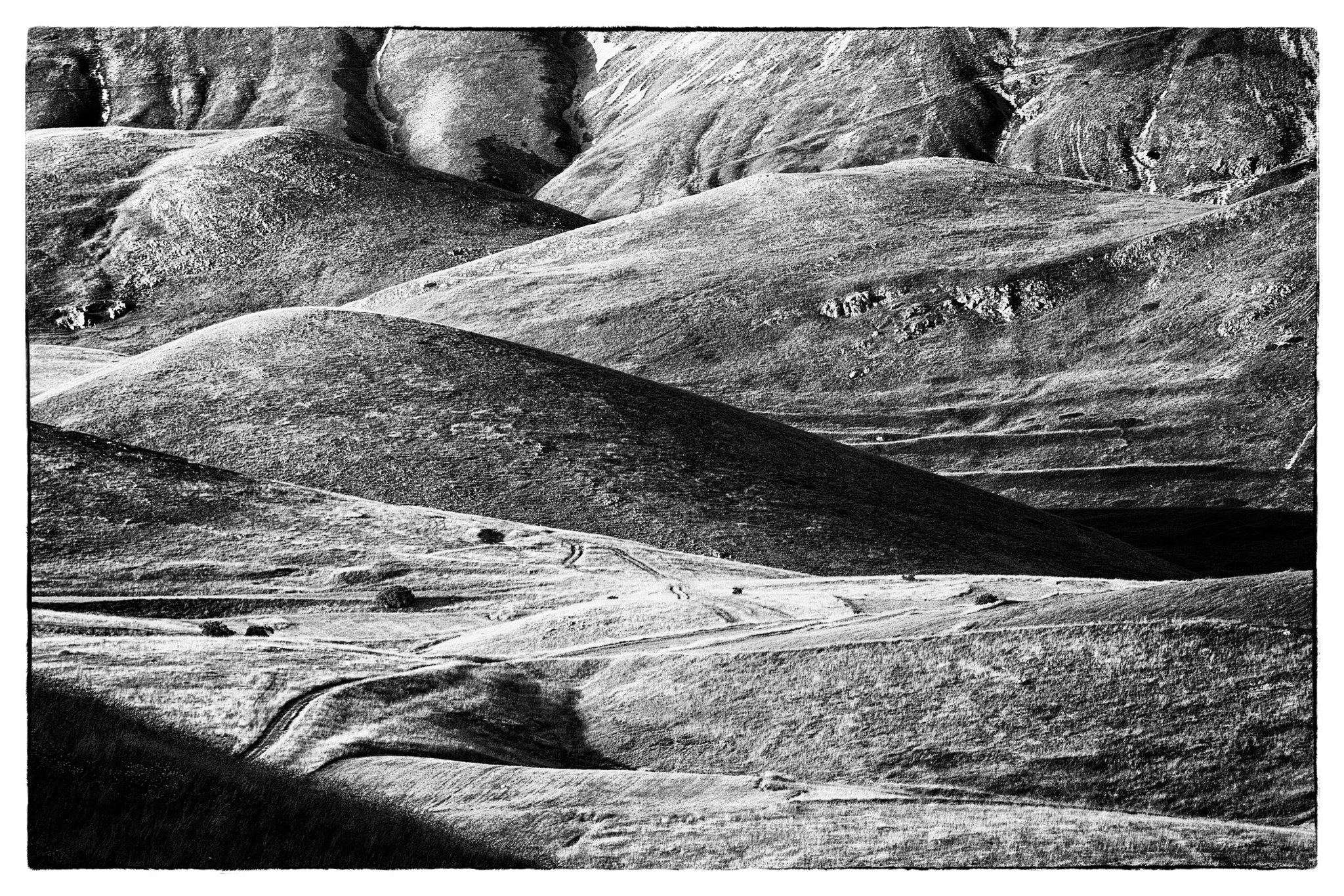 Canon EOS 760D (EOS Rebel T6s / EOS 8000D) sample photo. Hill casteluccio bw photography