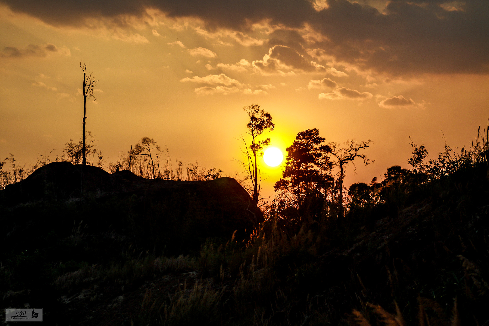 Canon EOS 50D + Tamron SP AF 90mm F2.8 Di Macro sample photo. Sunset on the plateau photography